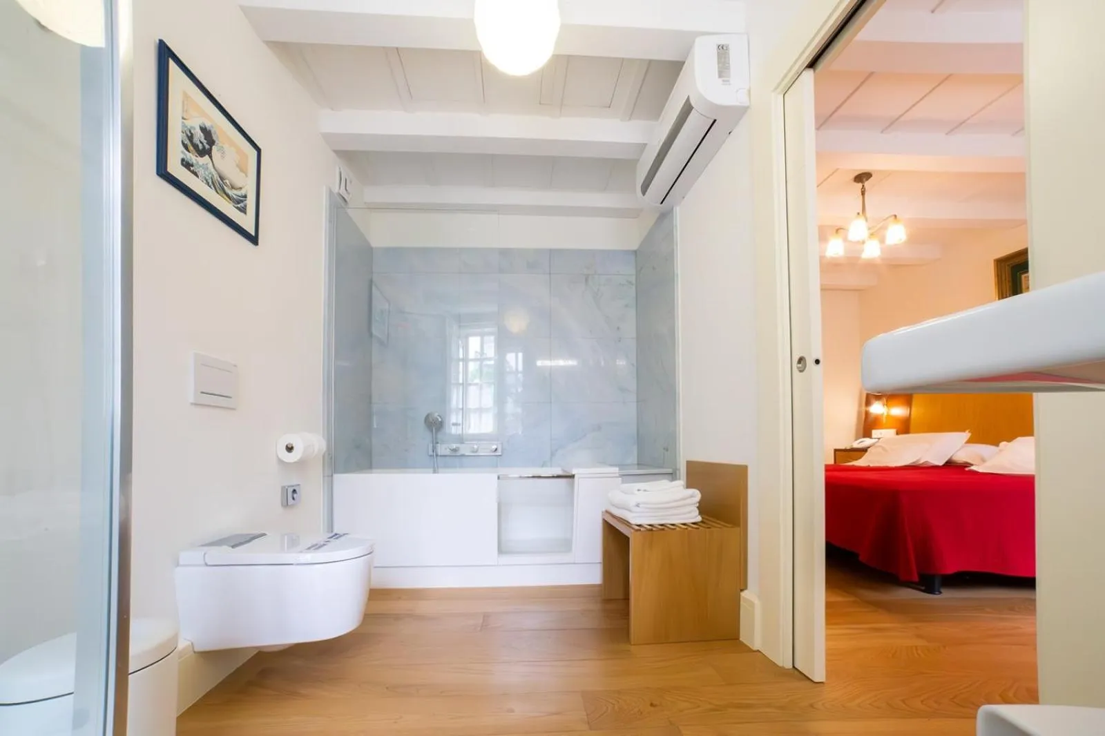 Bathroom, Bed in Hotel Monumento Pazo de Orbán