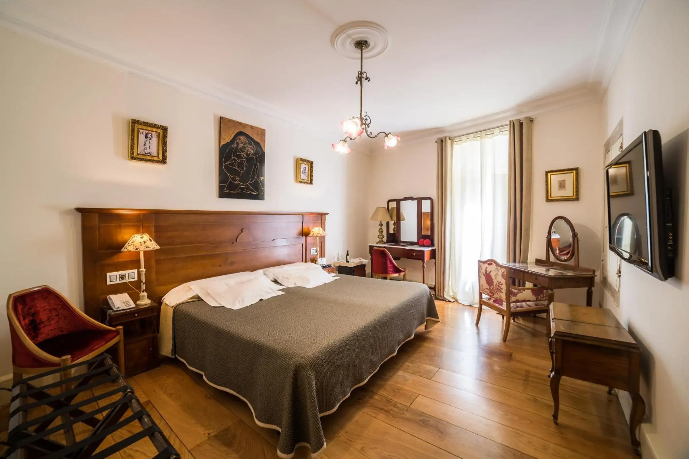 Photo of the whole room, Bed in Hotel Monumento Pazo de Orbán Photo of the whole room, Bed in Hotel Monumento Pazo de Orbán