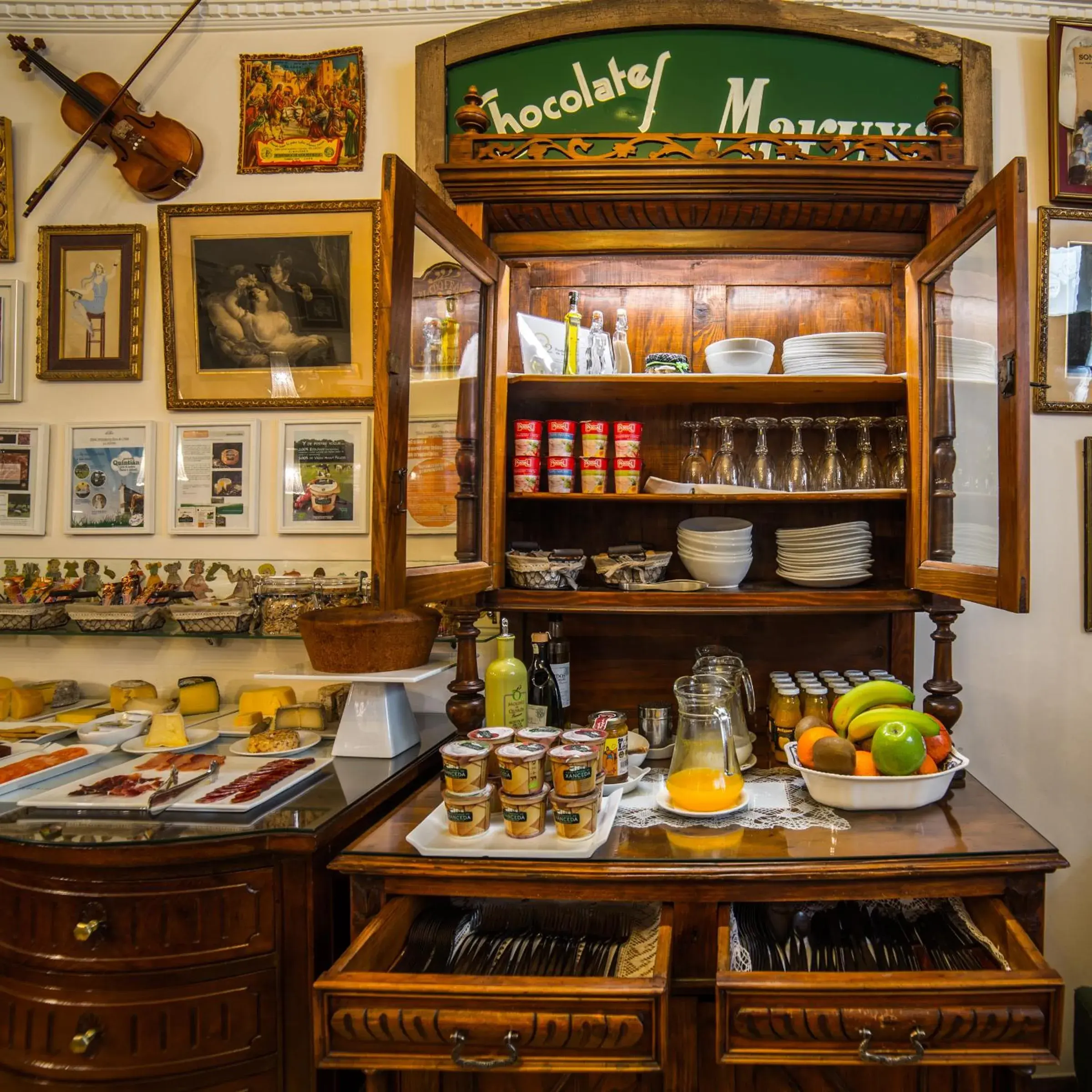 Lounge or bar in Hotel Monumento Pazo de Orbán Lounge or bar in Hotel Monumento Pazo de Orbán