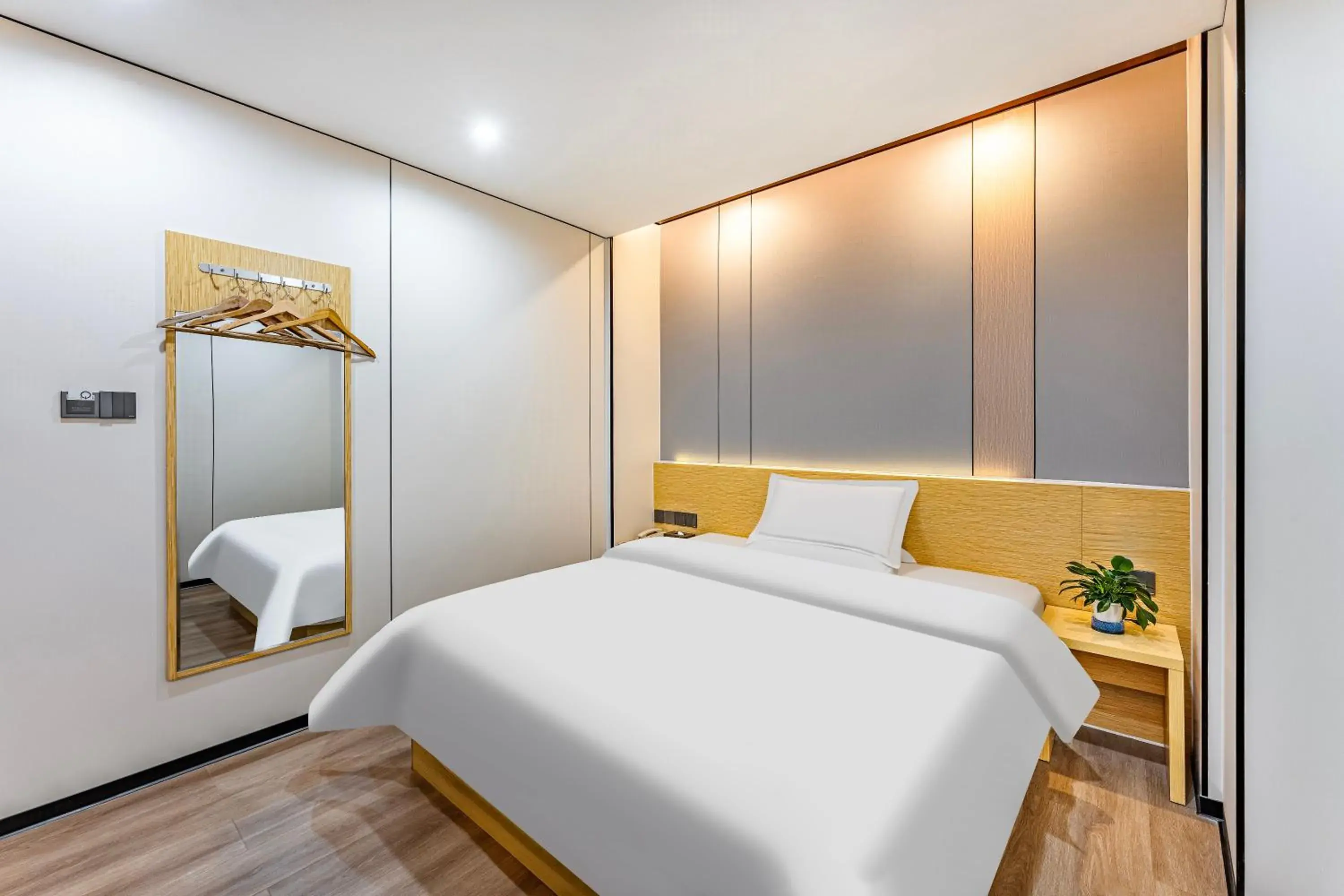 Superior Double Room in Guangzhou Kaiyue Hotel Luoxi Metro Station Branch - Free Deliver Service to Canton Fair Complex During Canton Fair Period Superior Double Room in Guangzhou Kaiyue Hotel Luoxi Metro Station Branch - Free Deliver Service to Canton Fair Complex During Canton Fair Period