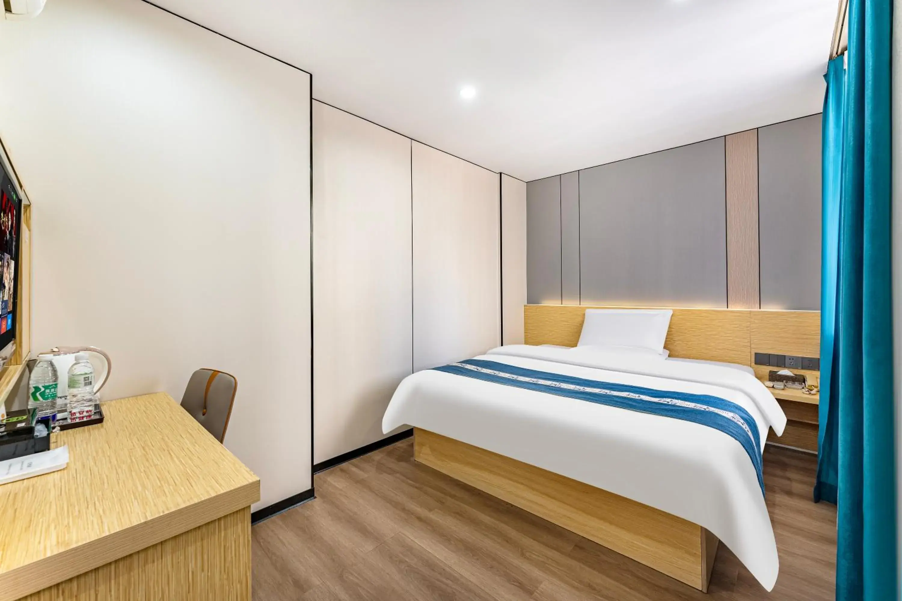 Deluxe Double Room in Guangzhou Kaiyue Hotel Luoxi Metro Station Branch - Free Deliver Service to Canton Fair Complex During Canton Fair Period Deluxe Double Room in Guangzhou Kaiyue Hotel Luoxi Metro Station Branch - Free Deliver Service to Canton Fair Complex During Canton Fair Period