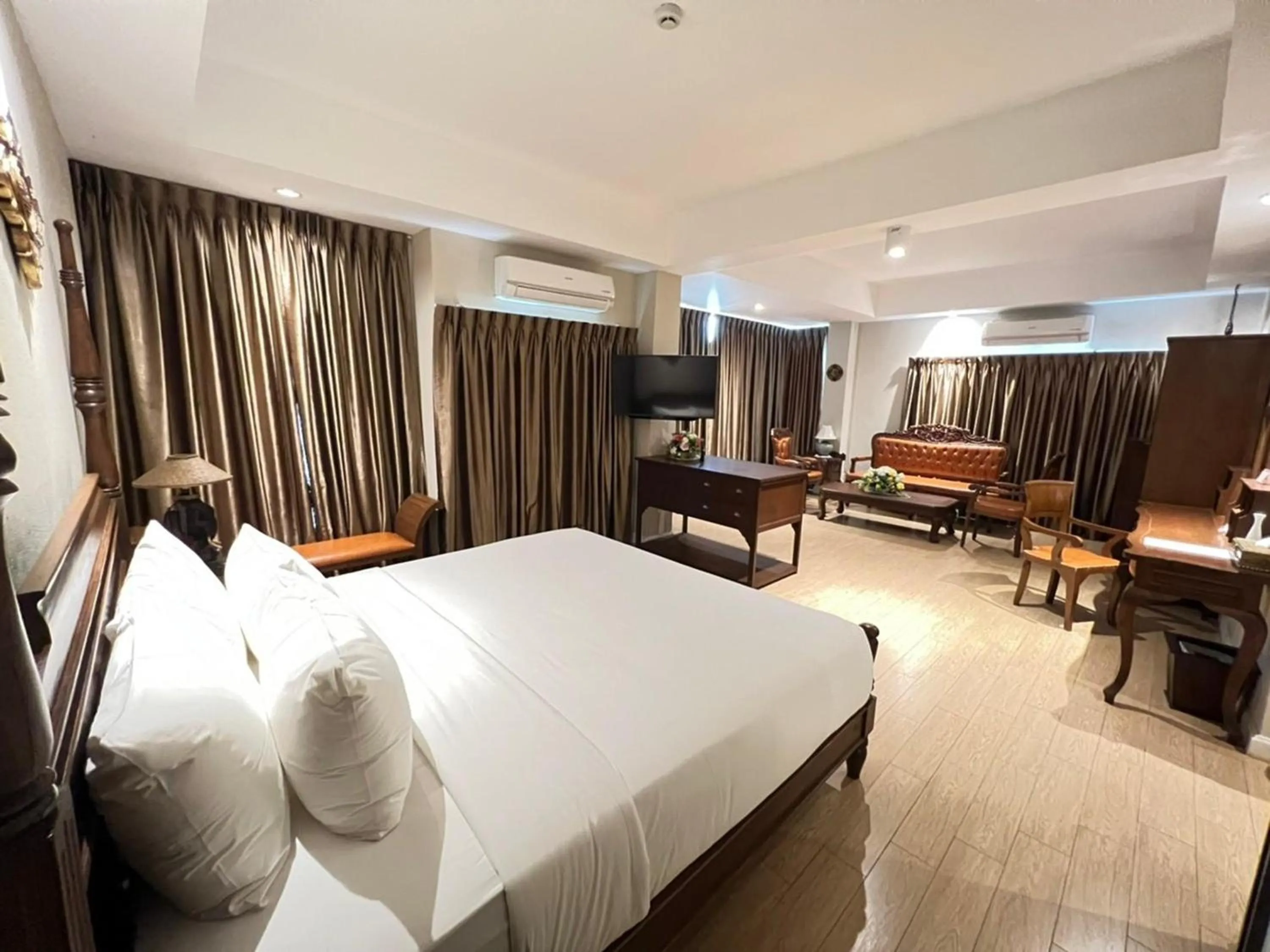 Bedroom, Bed in Kokhaburi Hotel