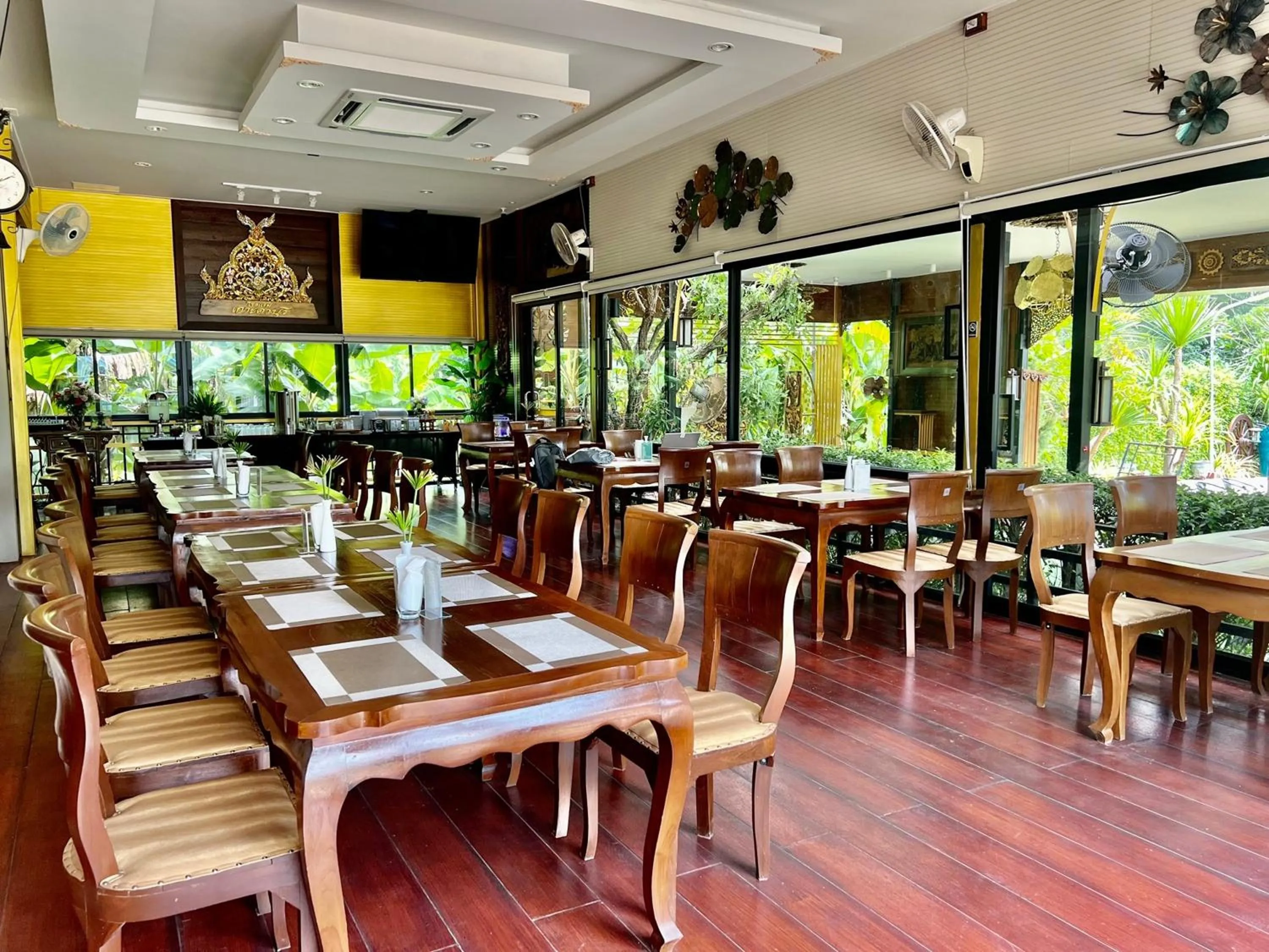 Restaurant/places to eat in Kokhaburi Hotel