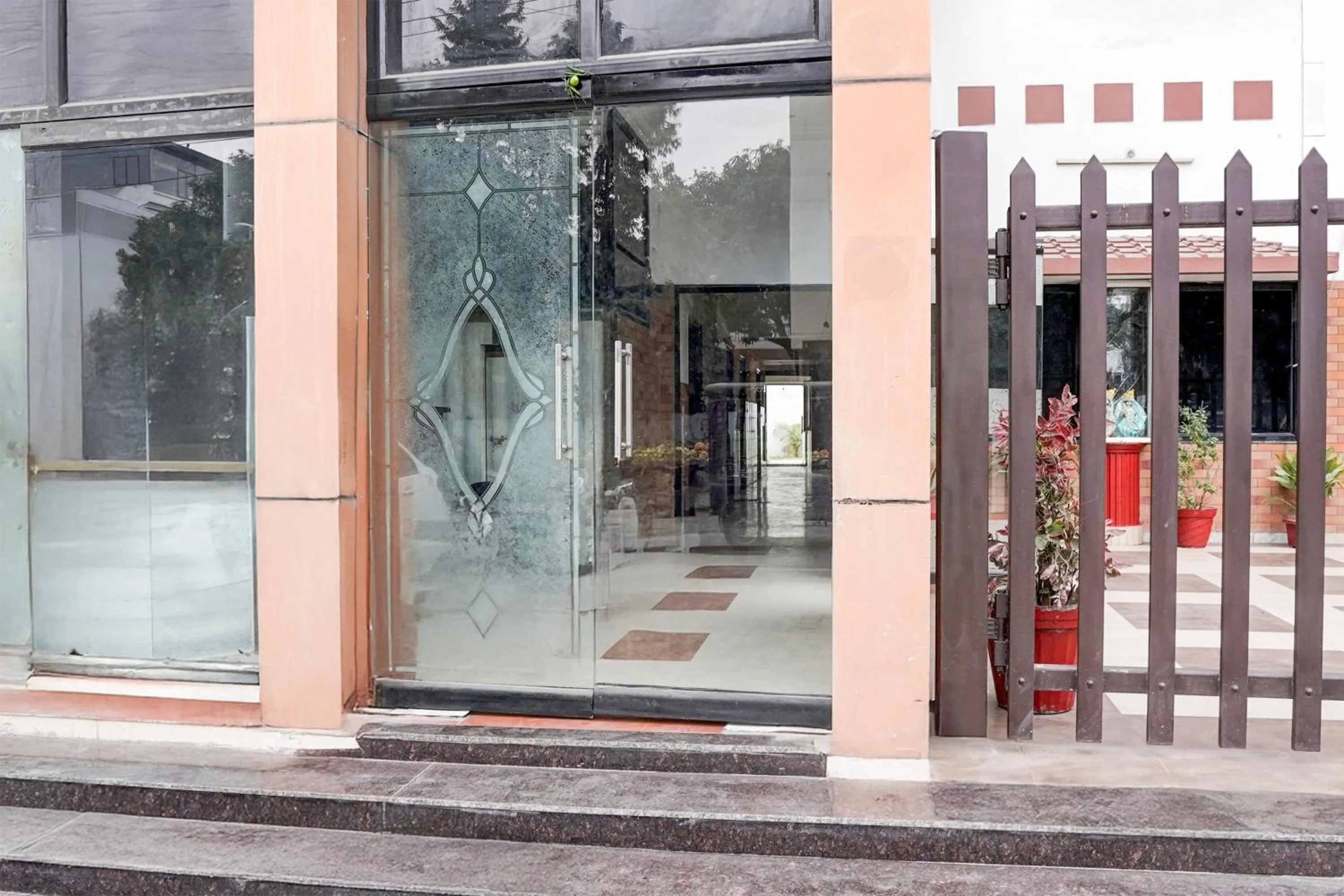 Facade/entrance in Super Hotel O Tyagi Road near Railway Station