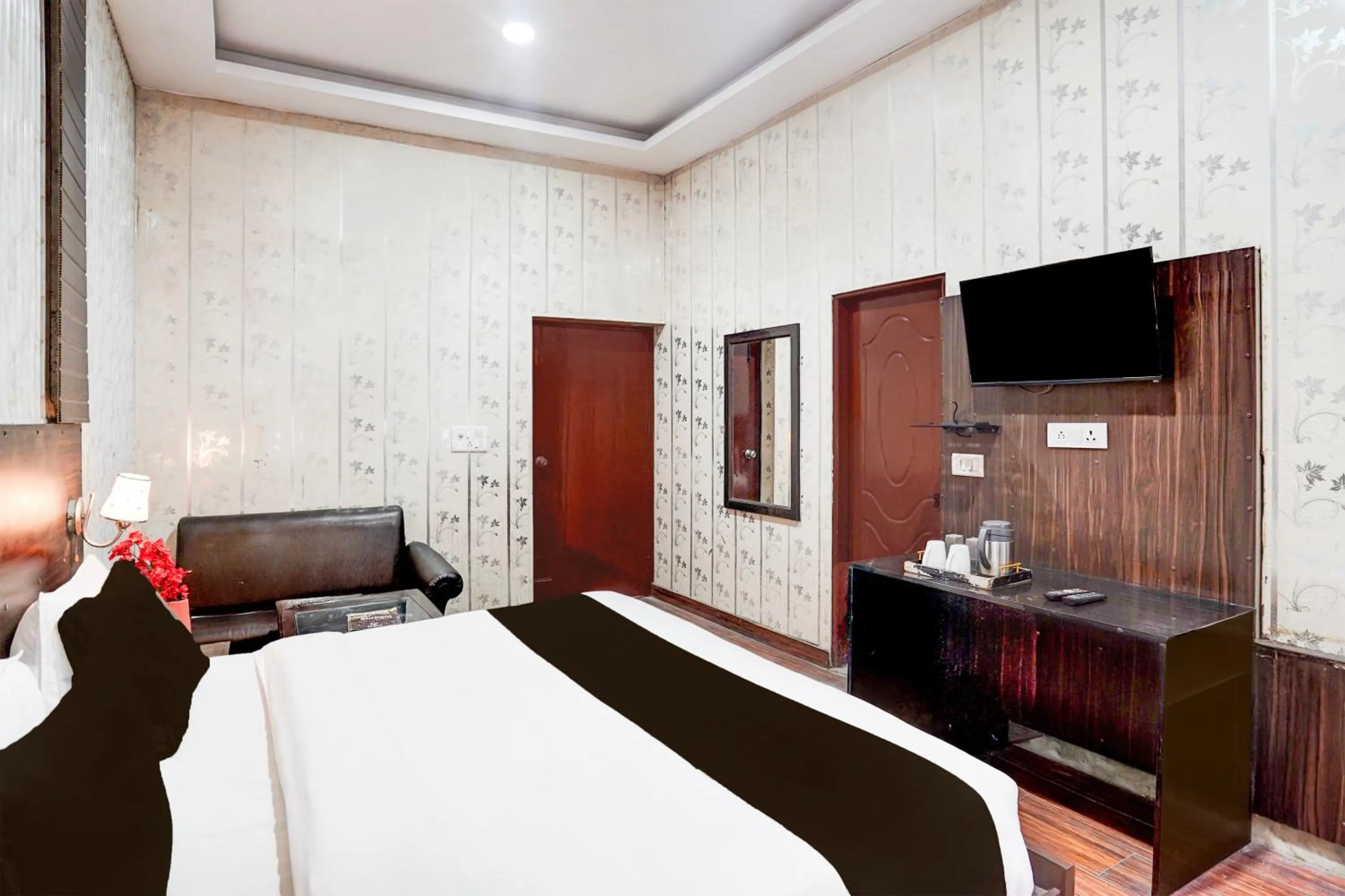 Bedroom, Bed in Super Hotel O Tyagi Road near Railway Station