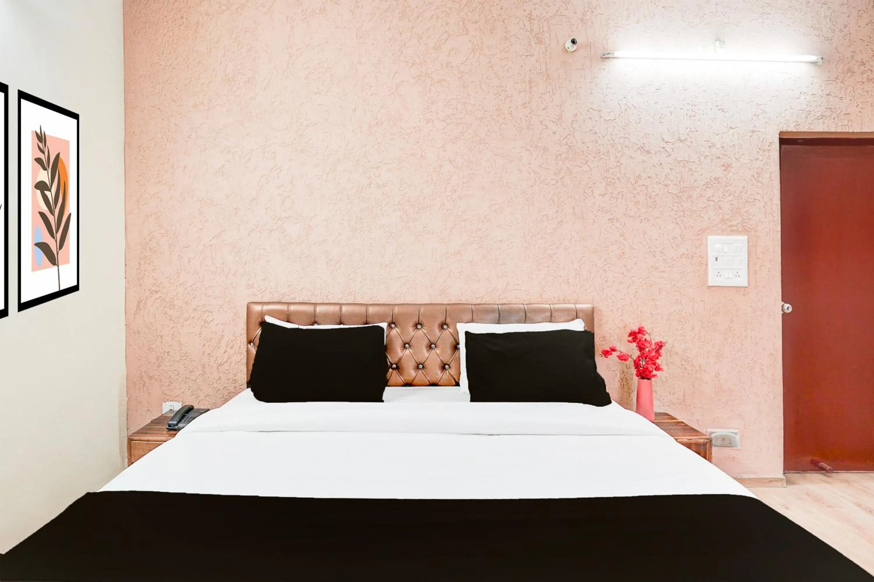 Bedroom, Bed in Super Hotel O Tyagi Road near Railway Station