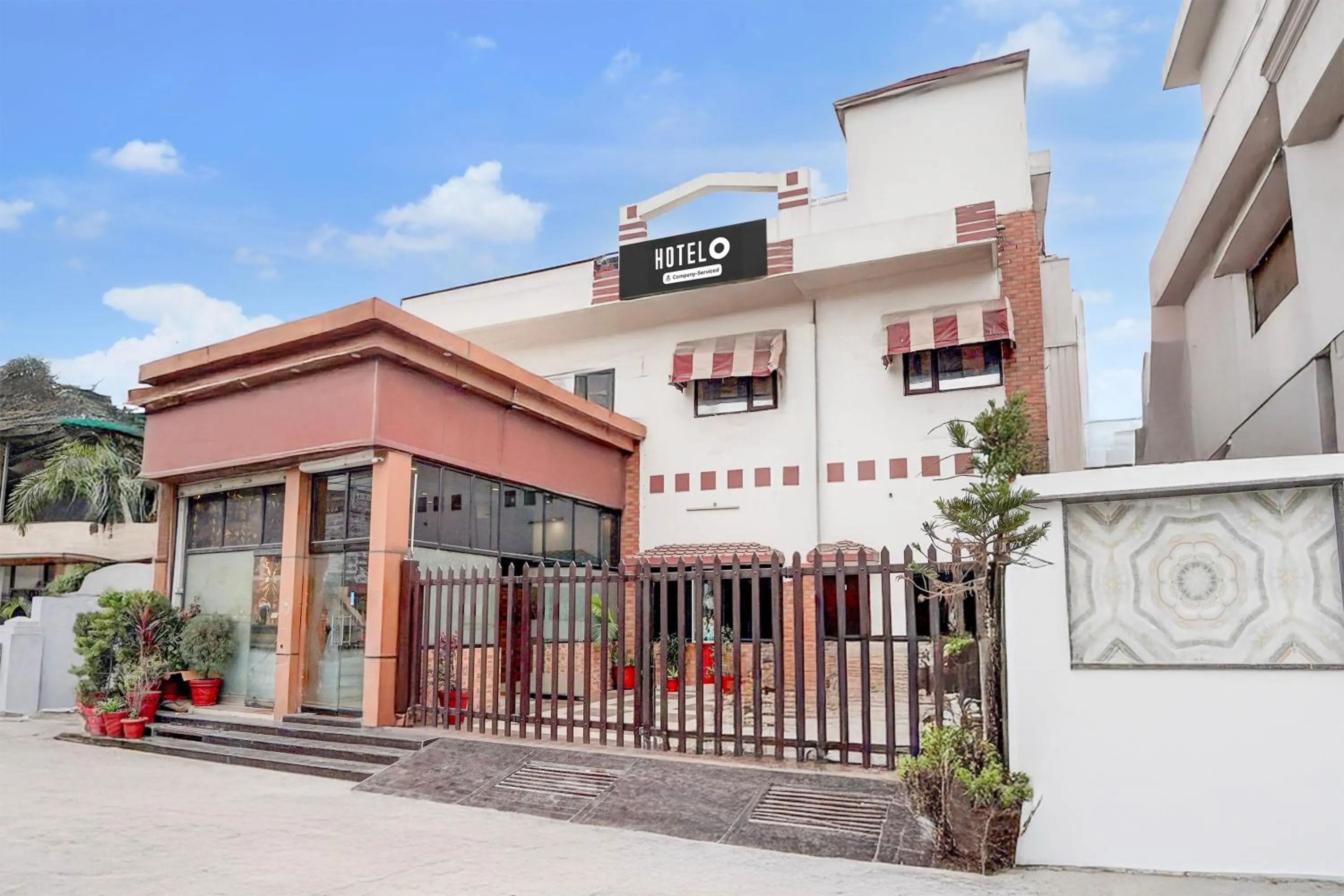 Facade/entrance in Super Hotel O Tyagi Road near Railway Station