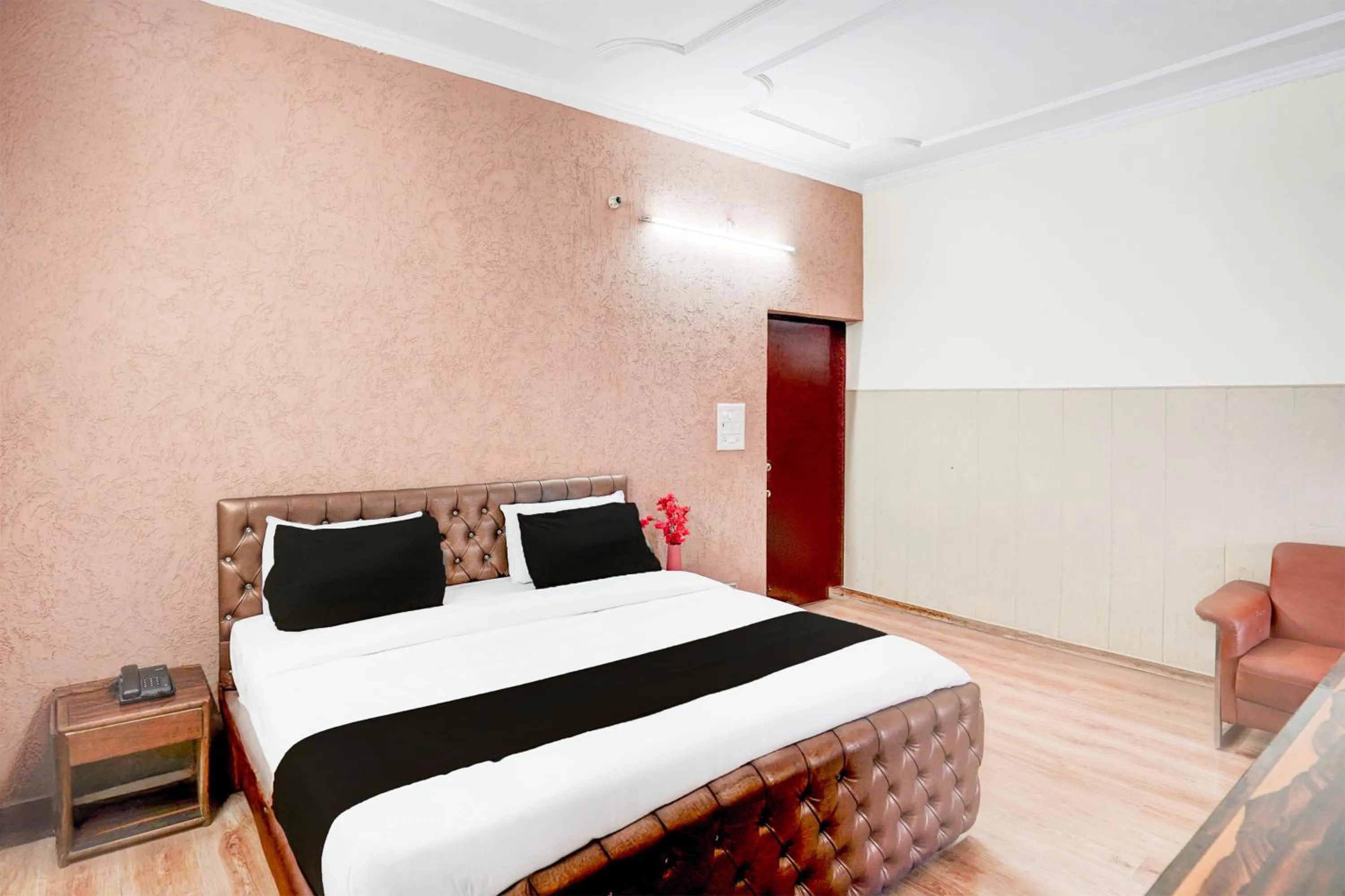 Bedroom, Bed in Super Hotel O Tyagi Road near Railway Station