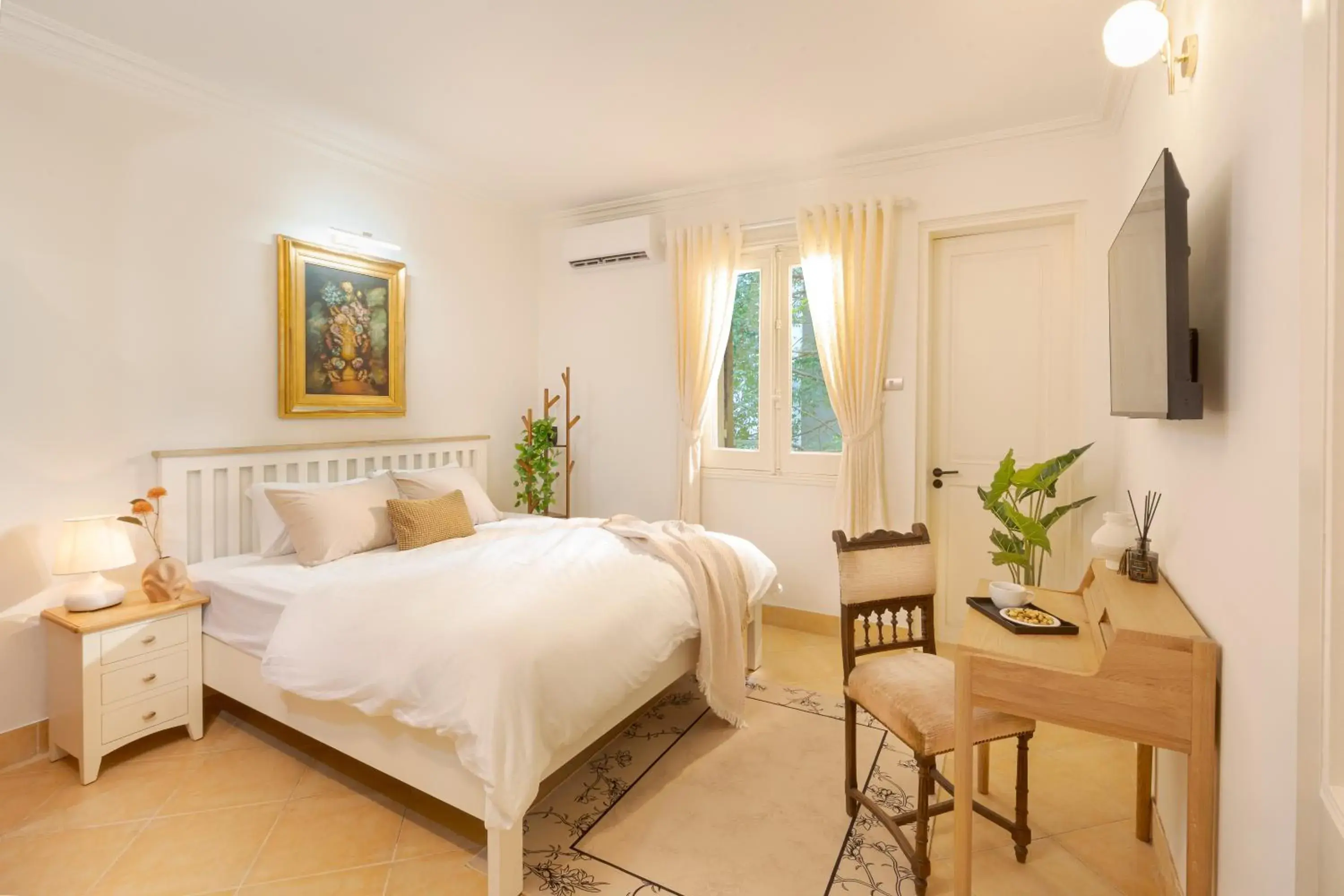 Double Room with Balcony in Éclectique Hanoi Homestay Double Room with Balcony in Éclectique Hanoi Homestay