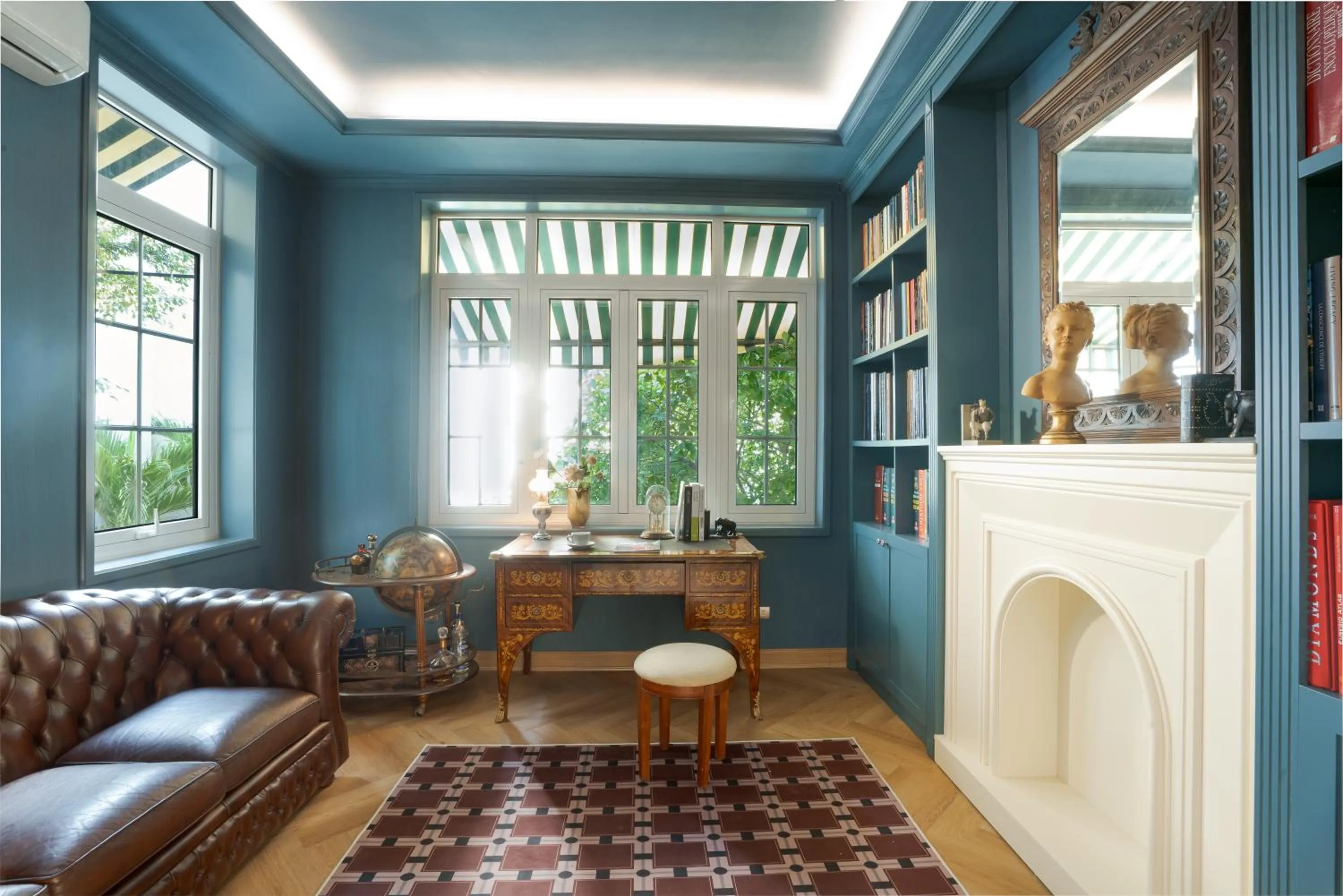 Library in Éclectique Hanoi Homestay