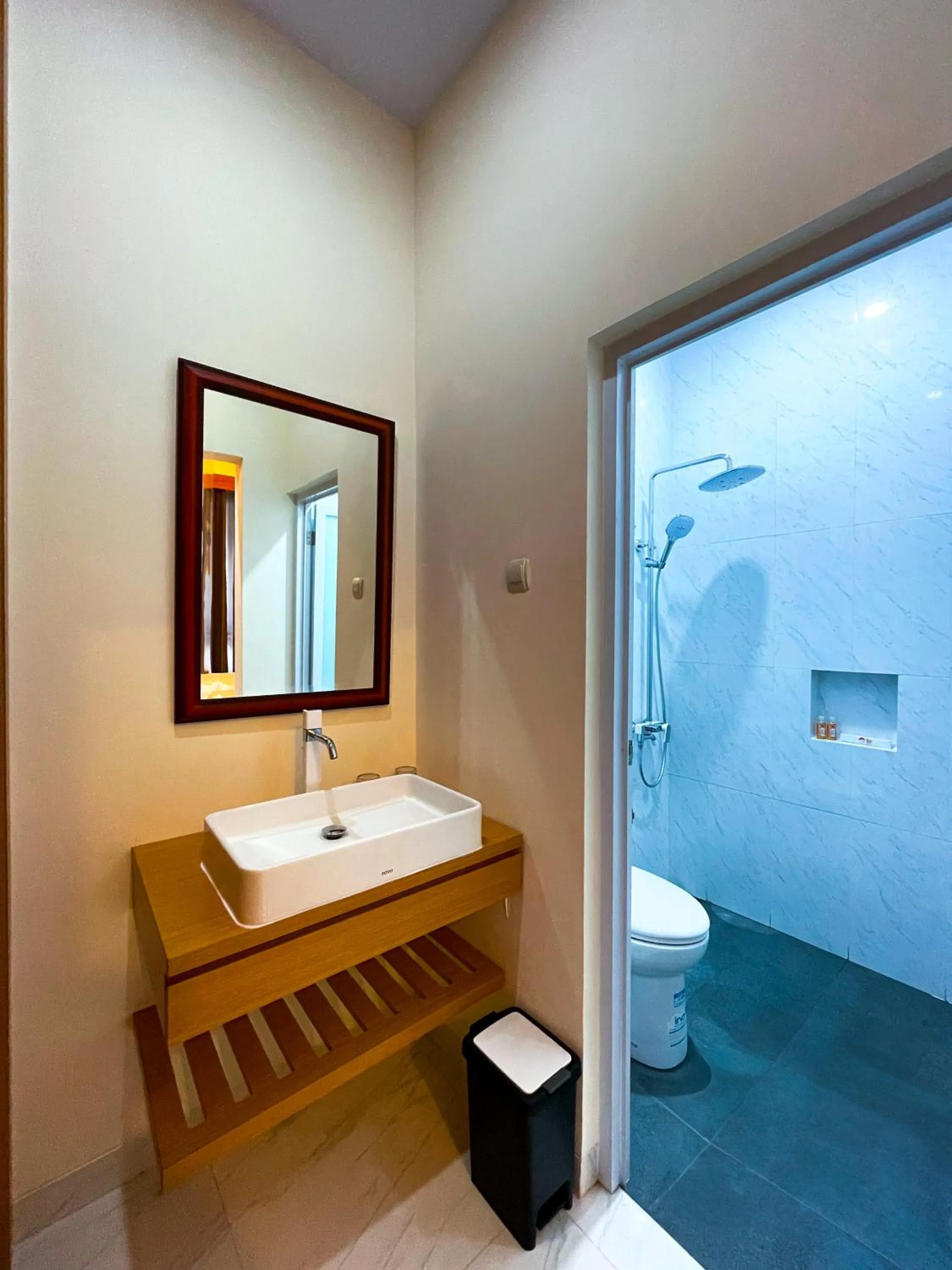 Shower in The Cabin Hotel Lovina Bali