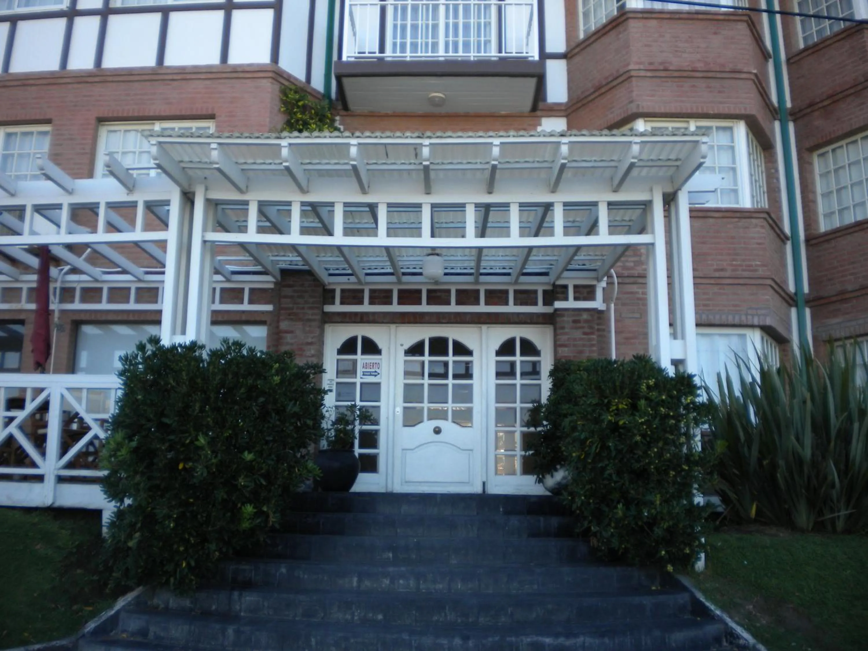 Facade/entrance in Gemelos Apart