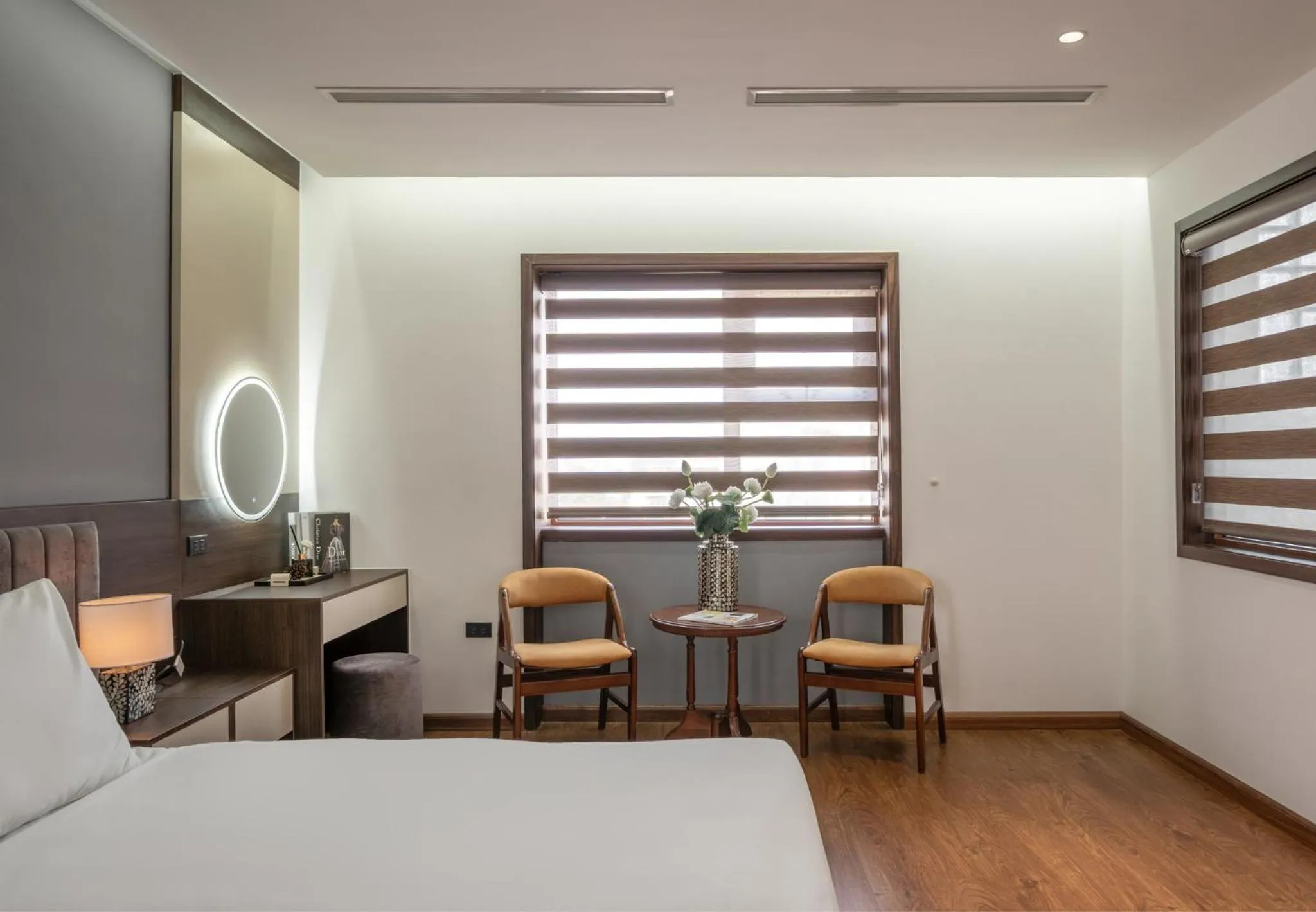 Seating area, Bed in Luxe Paradise Hotel Nguyen Khac Hieu