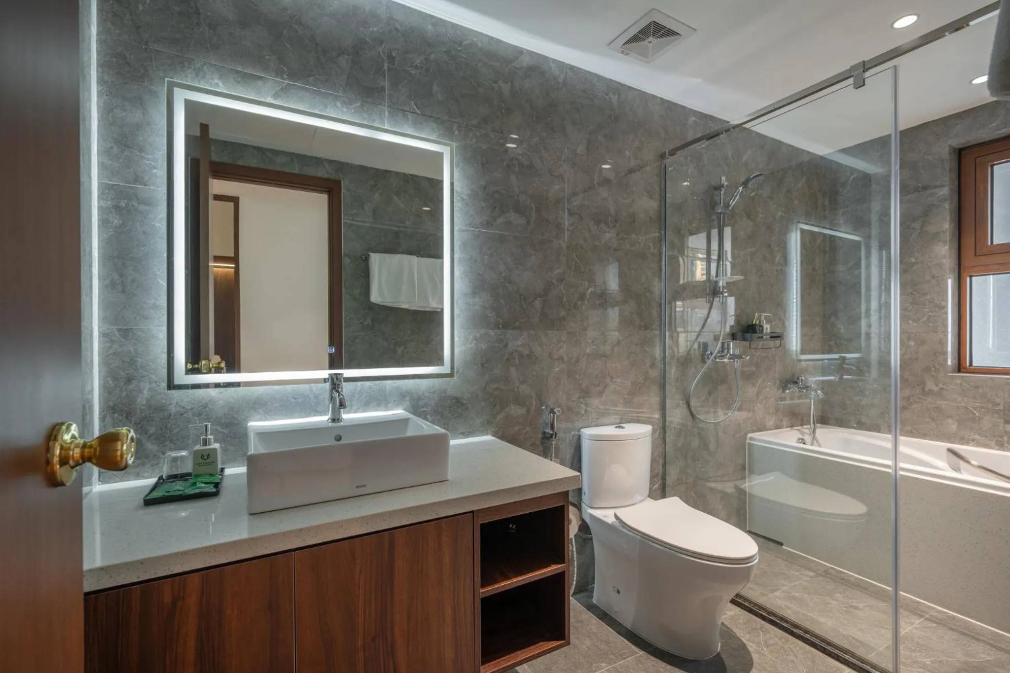 Toilet in Luxe Paradise Hotel Nguyen Khac Hieu