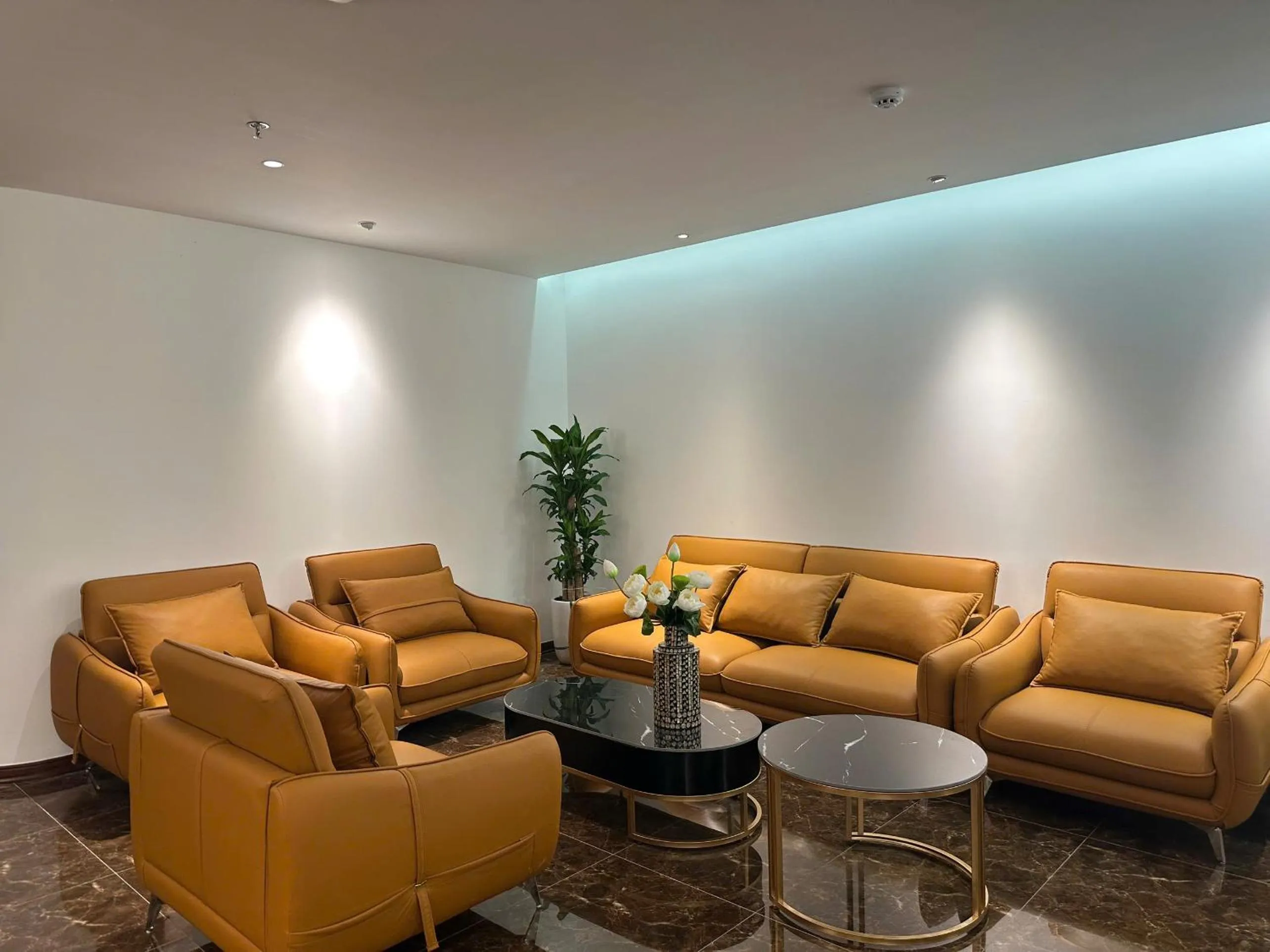 Seating area in Luxe Paradise Hotel Nguyen Khac Hieu