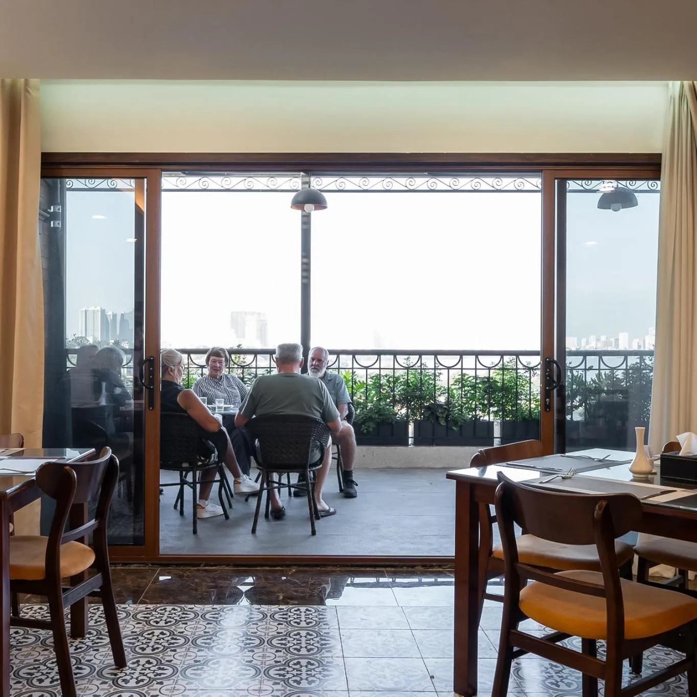 Restaurant/places to eat in Luxe Paradise Hotel Nguyen Khac Hieu