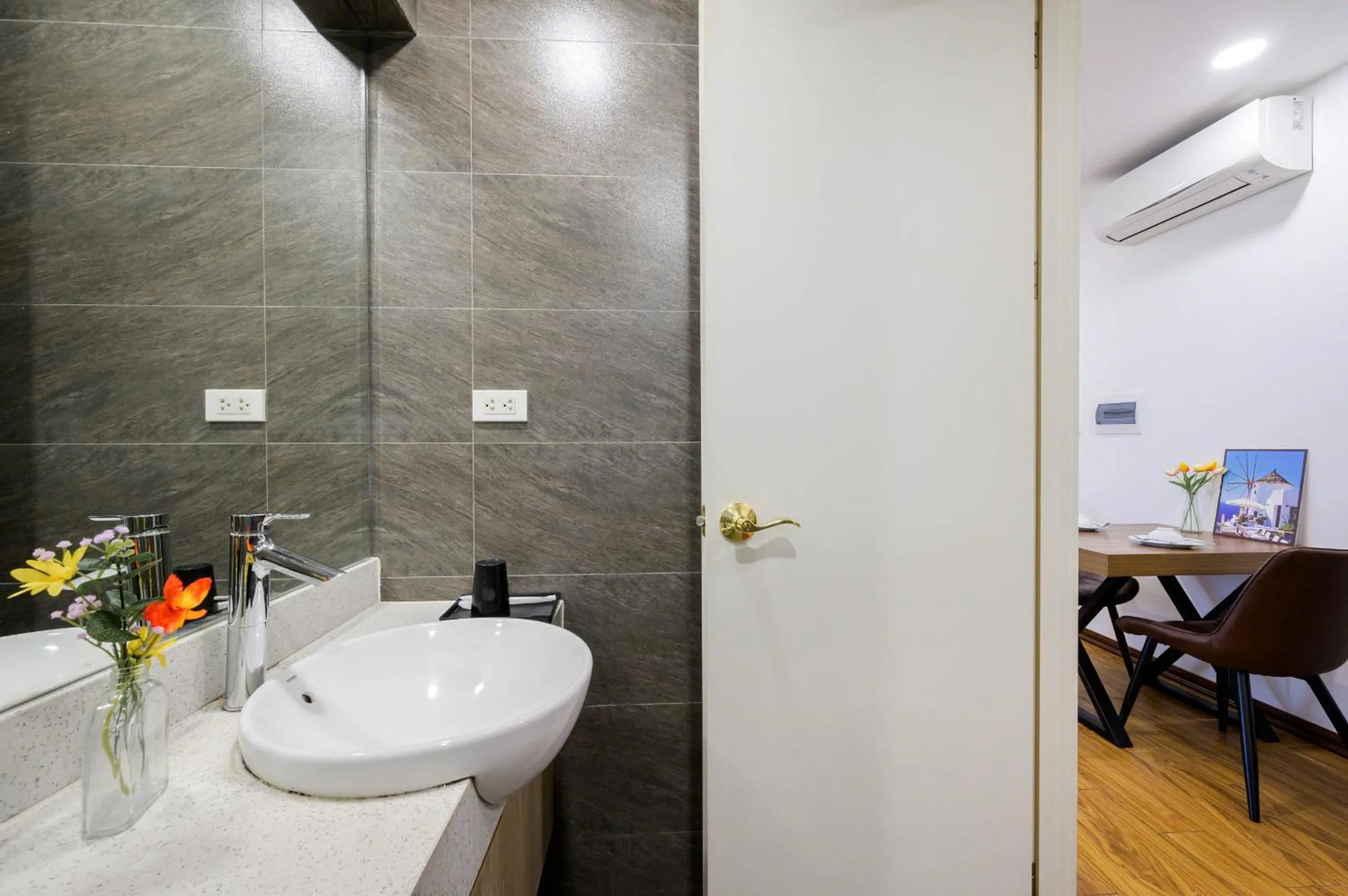 Bathroom in Luxe Paradise Hotel Nguyen Khac Hieu