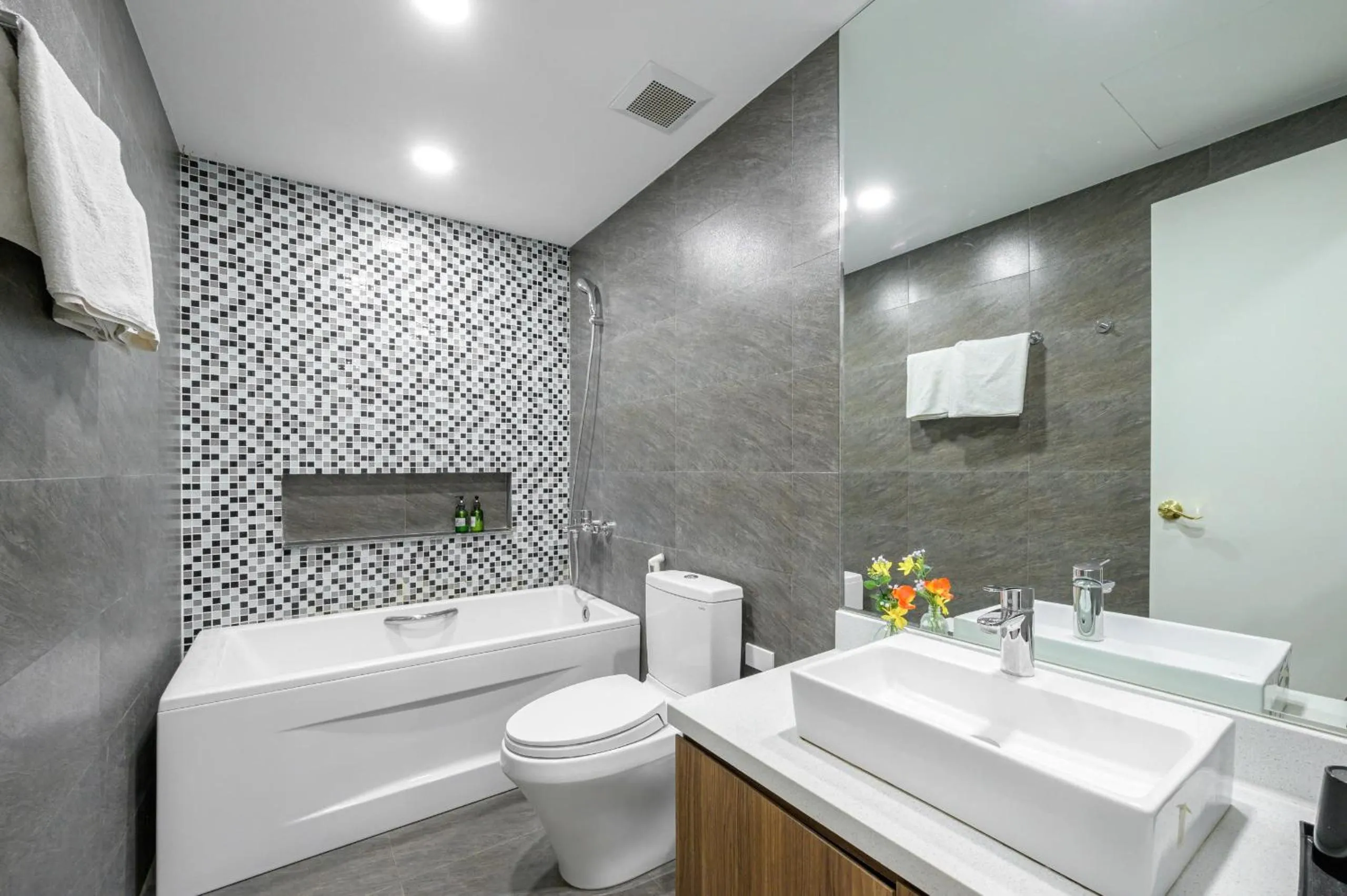 Toilet in Luxe Paradise Hotel Nguyen Khac Hieu