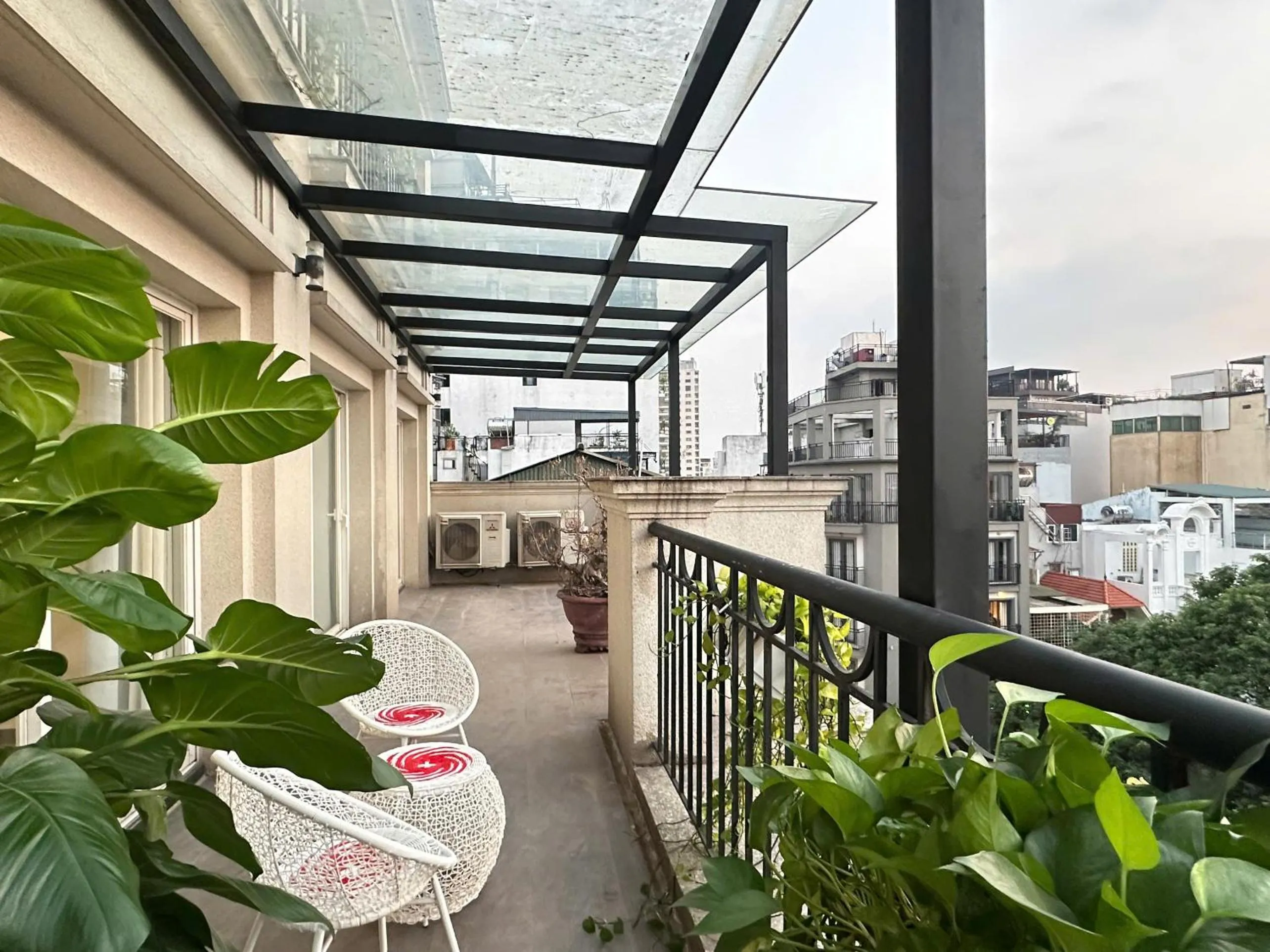Patio in Luxe Paradise Hotel Nguyen Khac Hieu