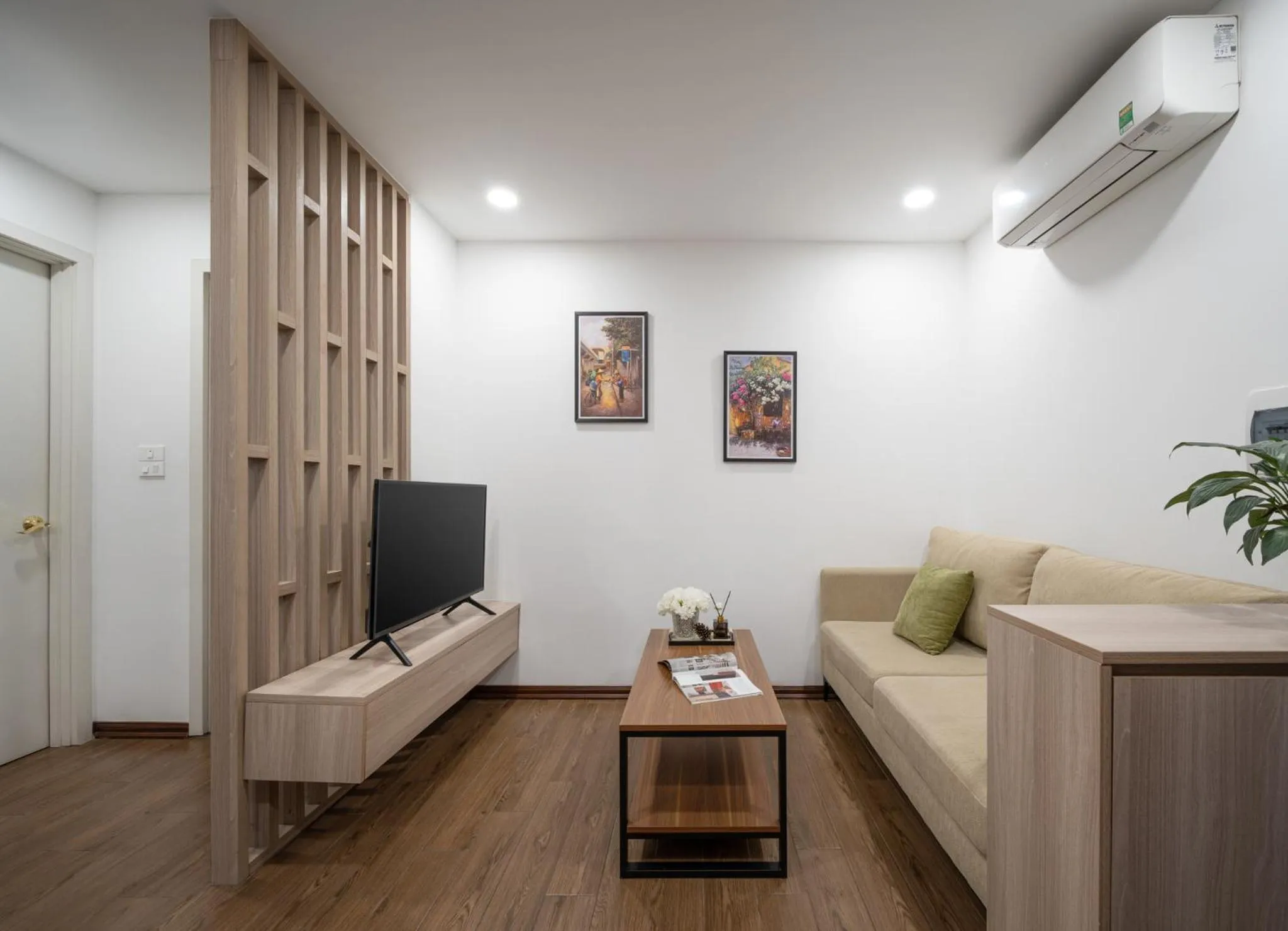 Communal lounge/ TV room in Luxe Paradise Hotel Nguyen Khac Hieu