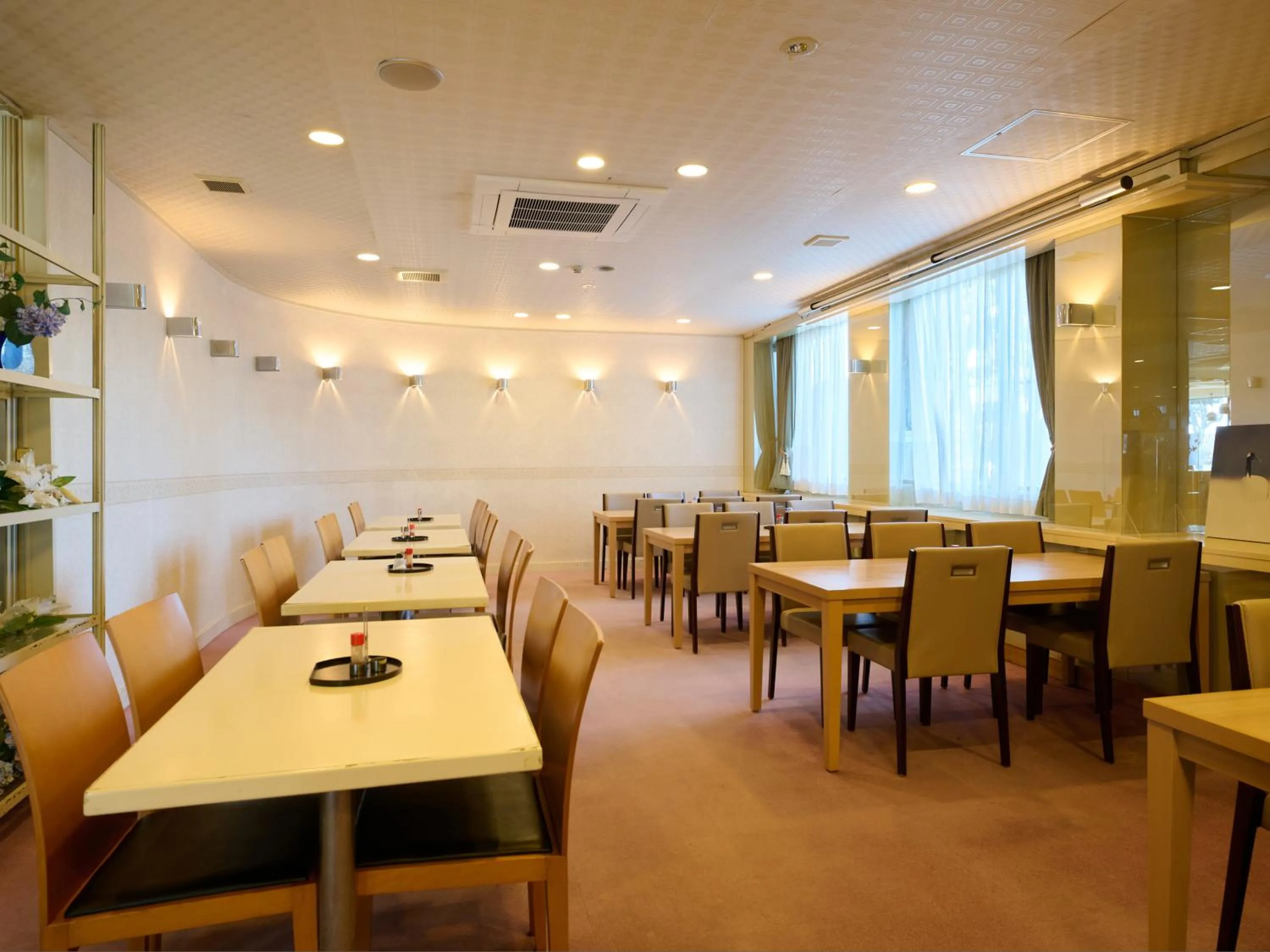 Restaurant/places to eat in Hotel Toko