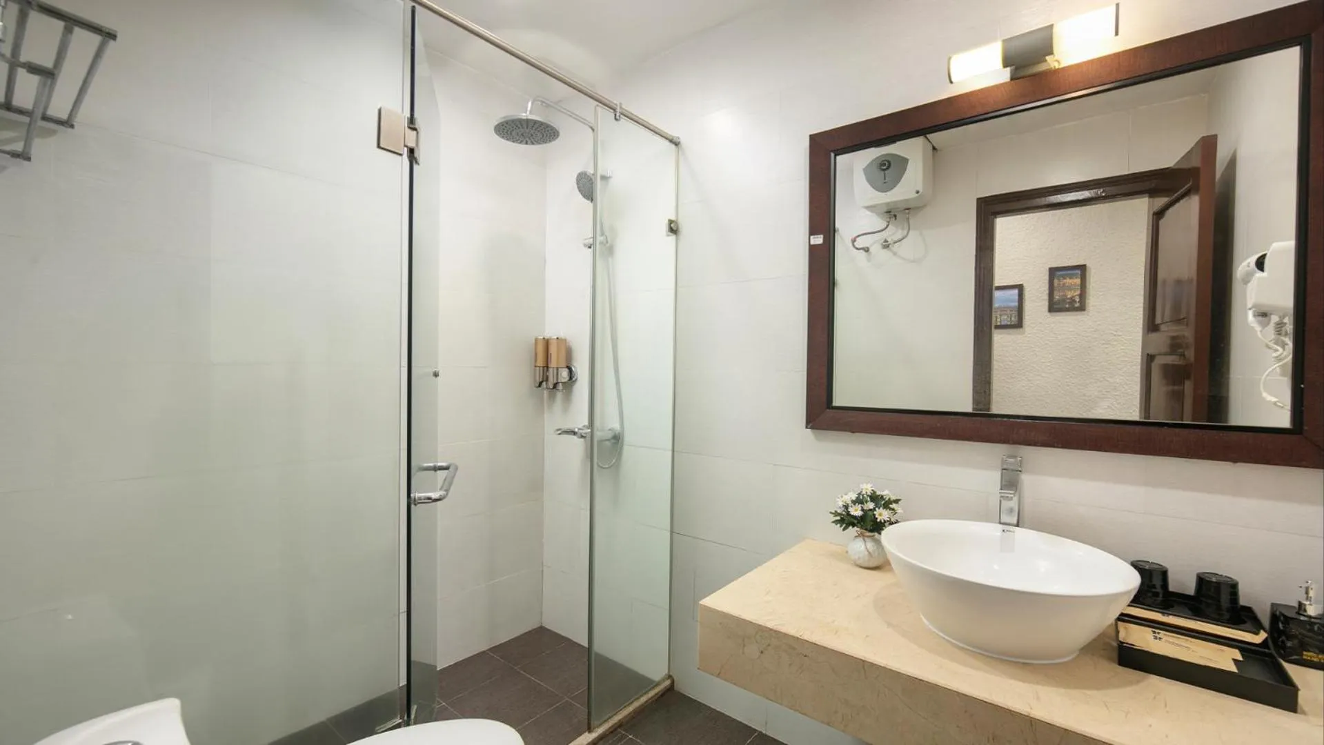 Toilet in Wanderlust Station Hostel