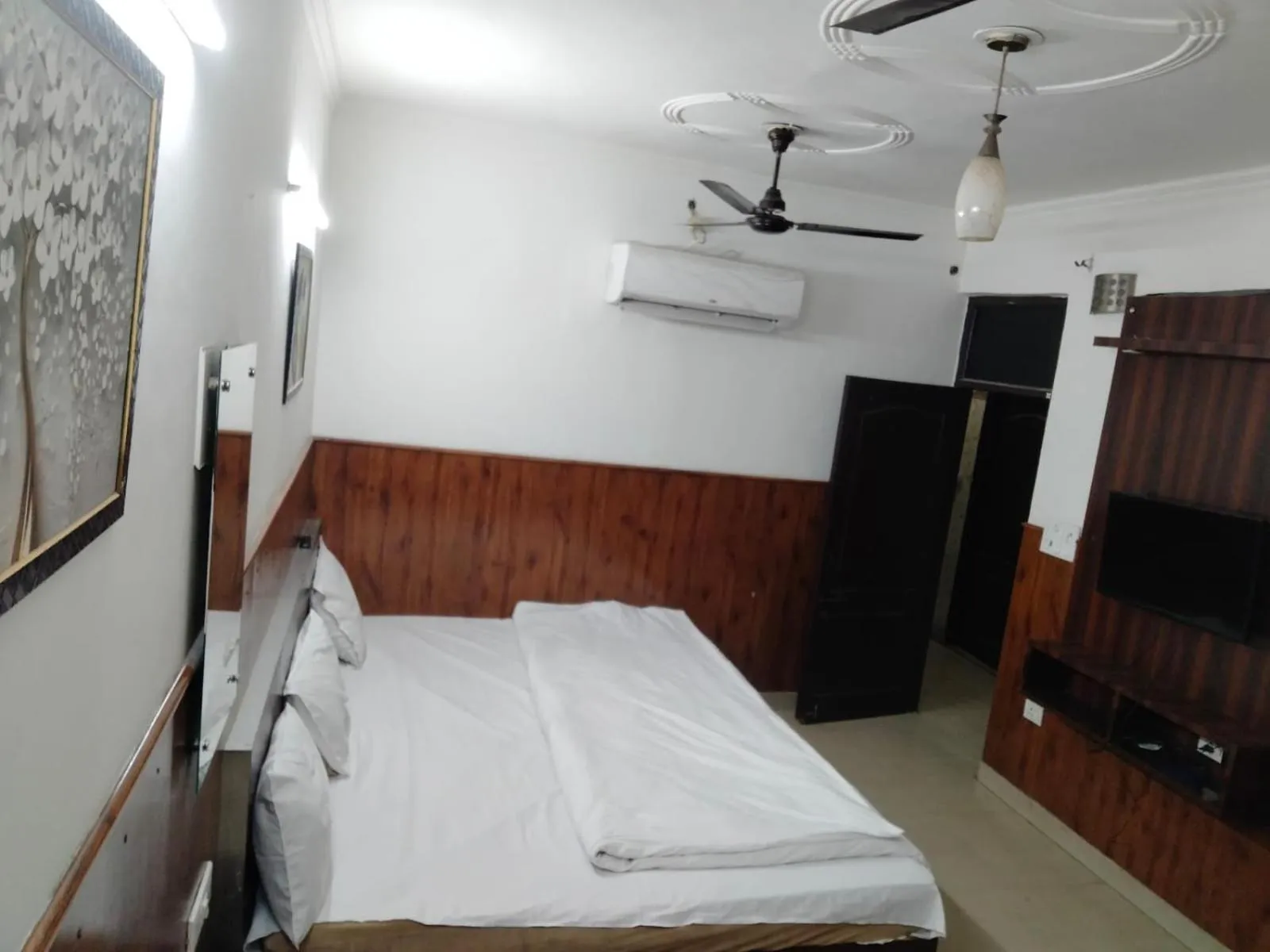 Bed in Shri Sai Guest House