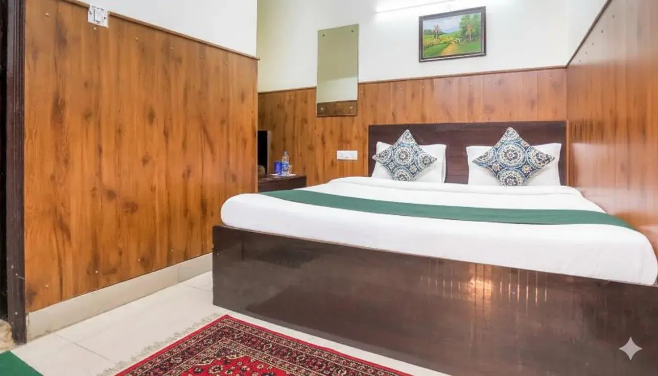 Deluxe Double Room - single occupancy in Shri Sai Guest House - Opp Azadpur Main Mandi I Couple Friendly I Metro Access Deluxe Double Room - single occupancy in Shri Sai Guest House - Opp Azadpur Main Mandi I Couple Friendly I Metro Access