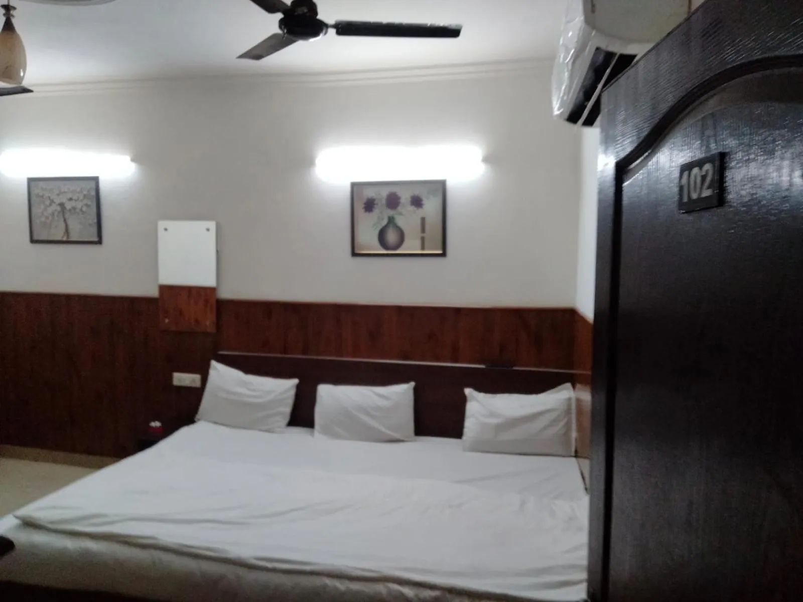 Bed in Shri Sai Guest House