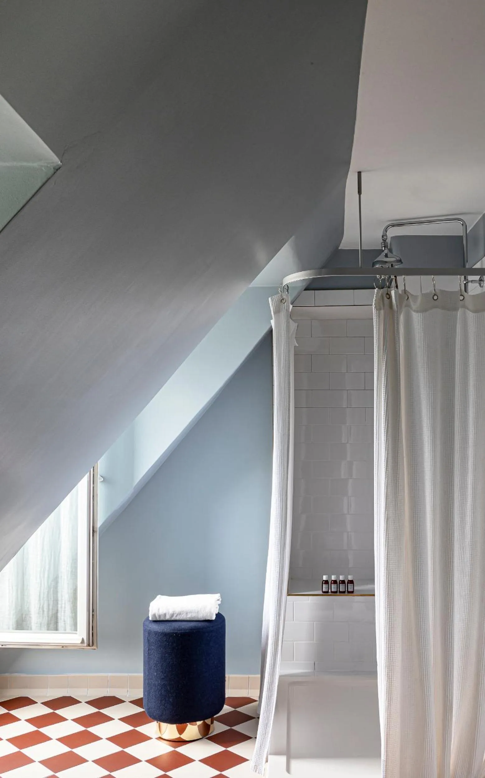 Shower in Grand Pigalle Experimental