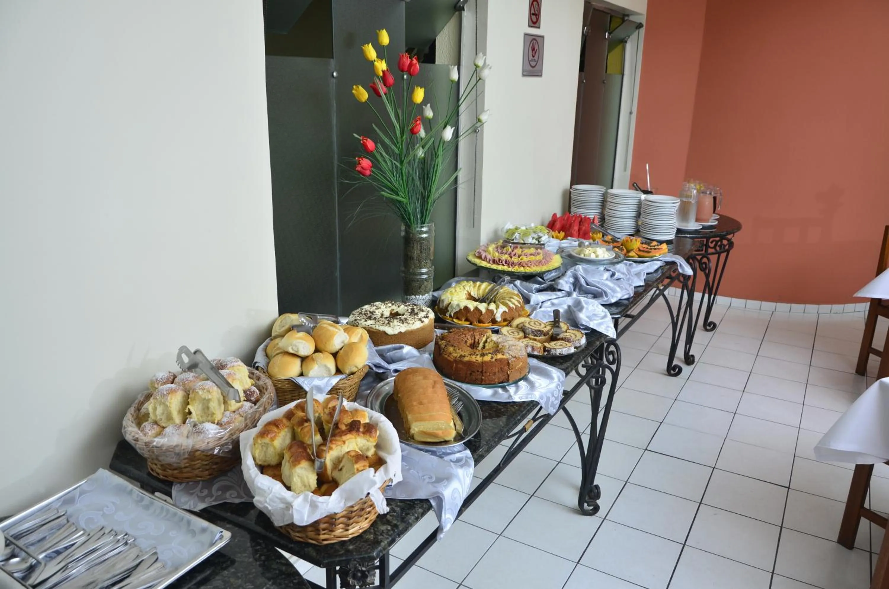 Buffet breakfast in Ipê Guaru Hotel