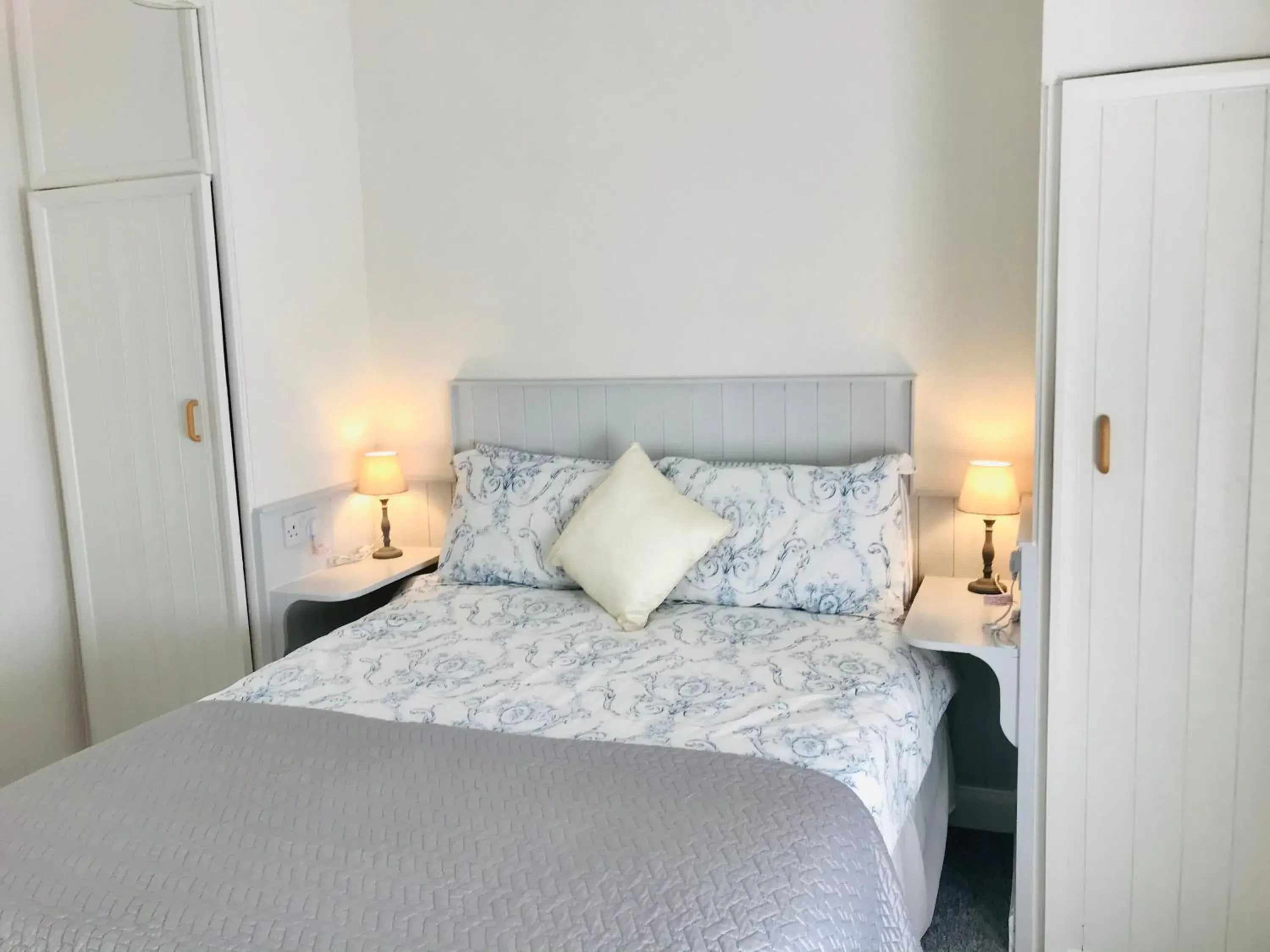 Double Room with Shared Bathroom in Arden House Double Room with Shared Bathroom in Arden House