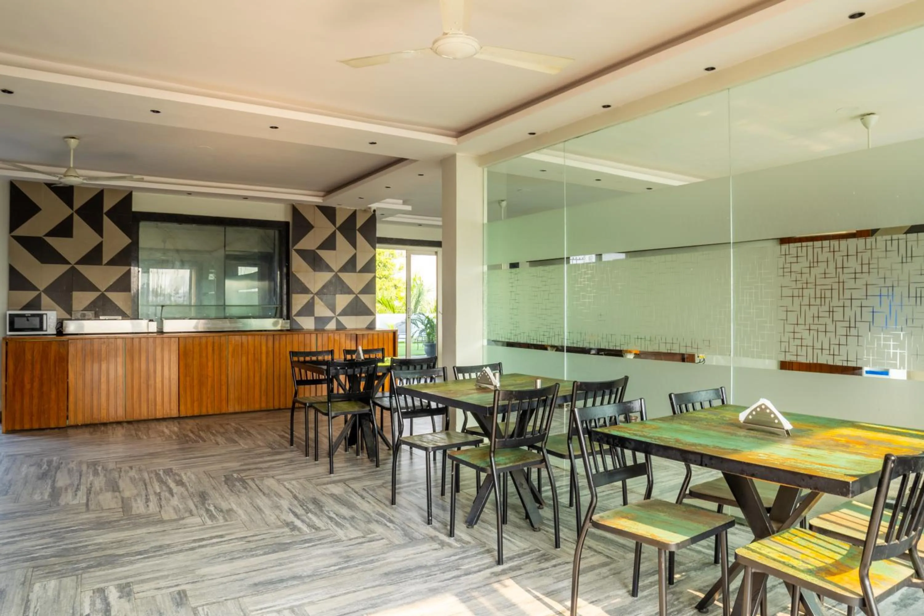 Restaurant/places to eat in Housr Phase 1 Arjun Marg & Golf Course Road