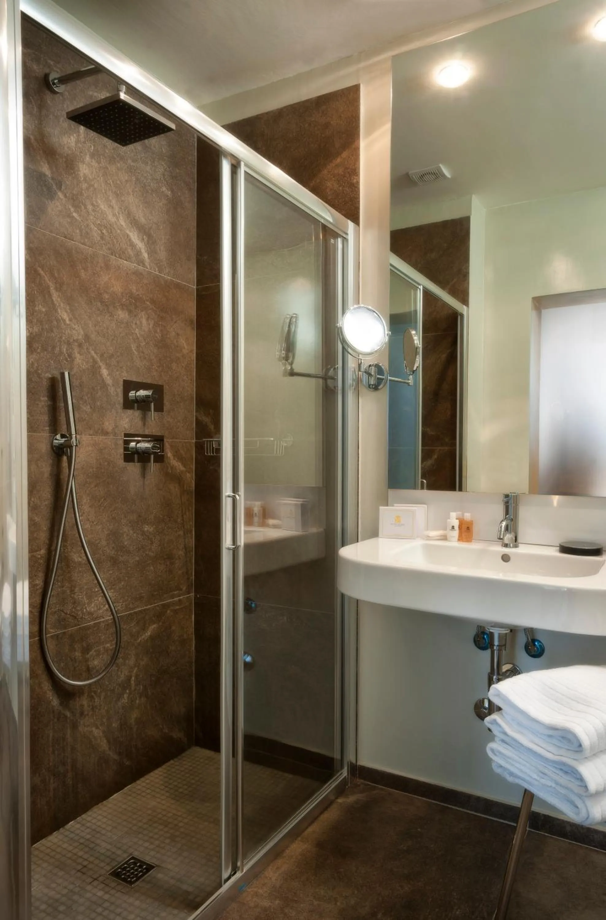 Shower in Hotel Roma