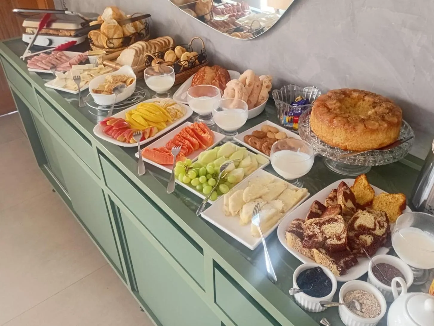 Buffet breakfast in Pousada Varandas do Lago