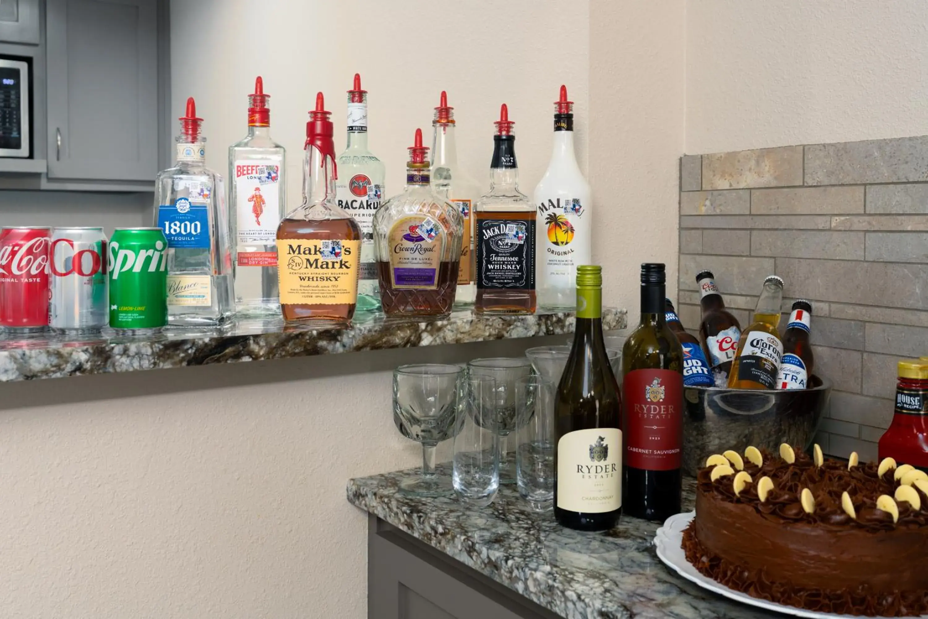 Food and drinks in MCM Elegante Hotel Food and drinks in MCM Elegante Hotel