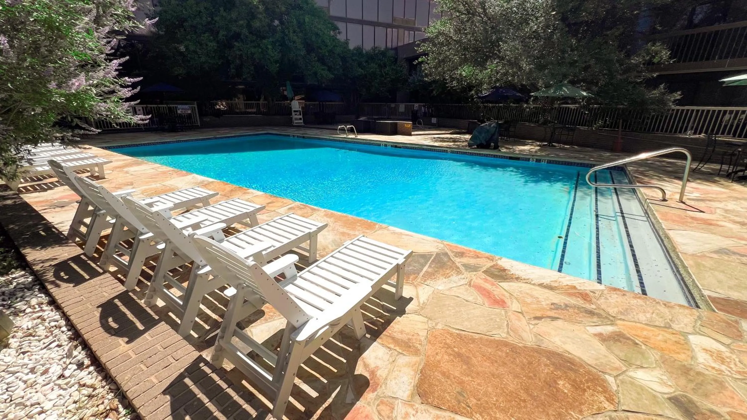 Swimming pool in MCM Elegante Hotel