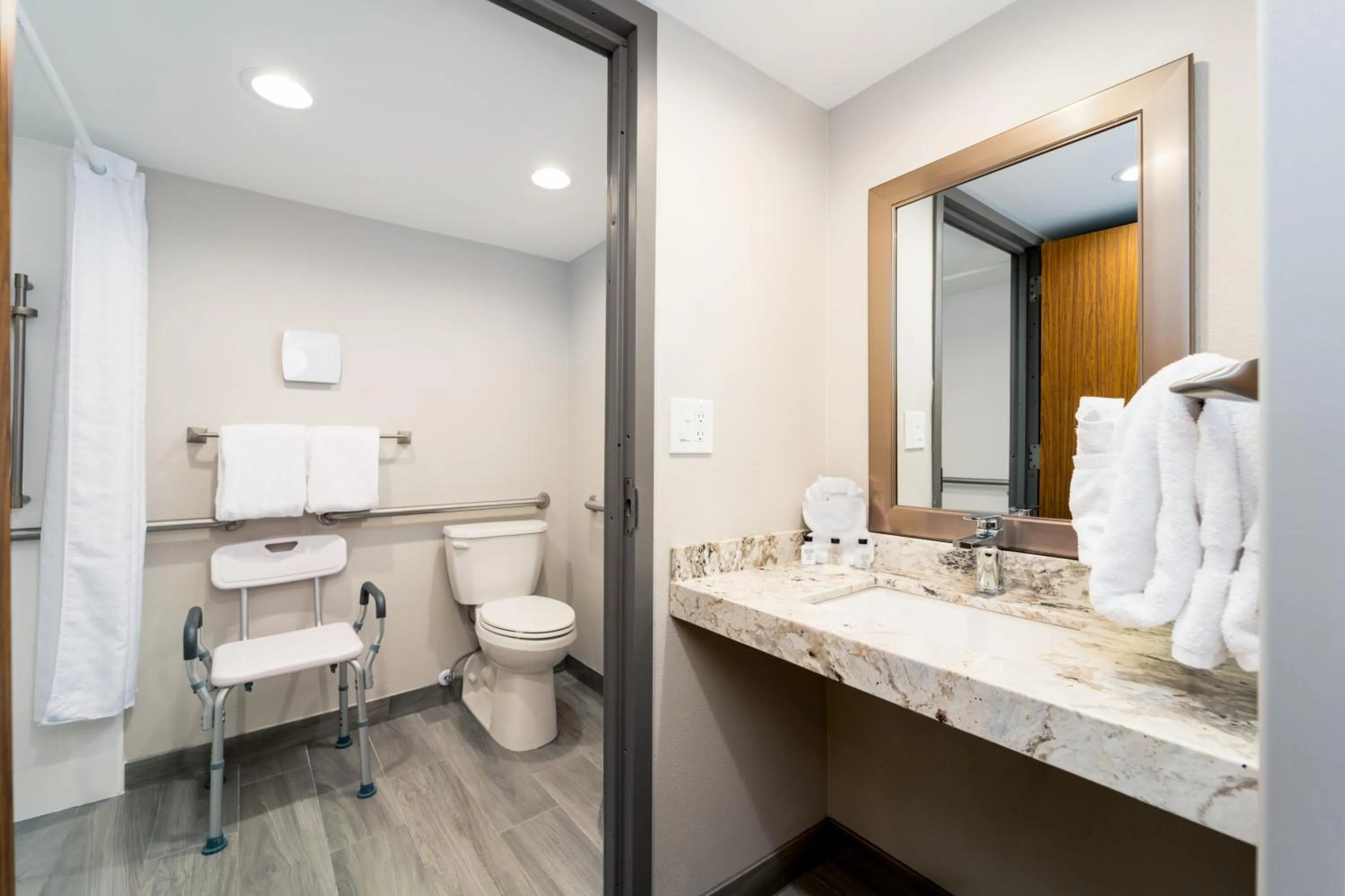 Bathroom in MCM Elegante Hotel