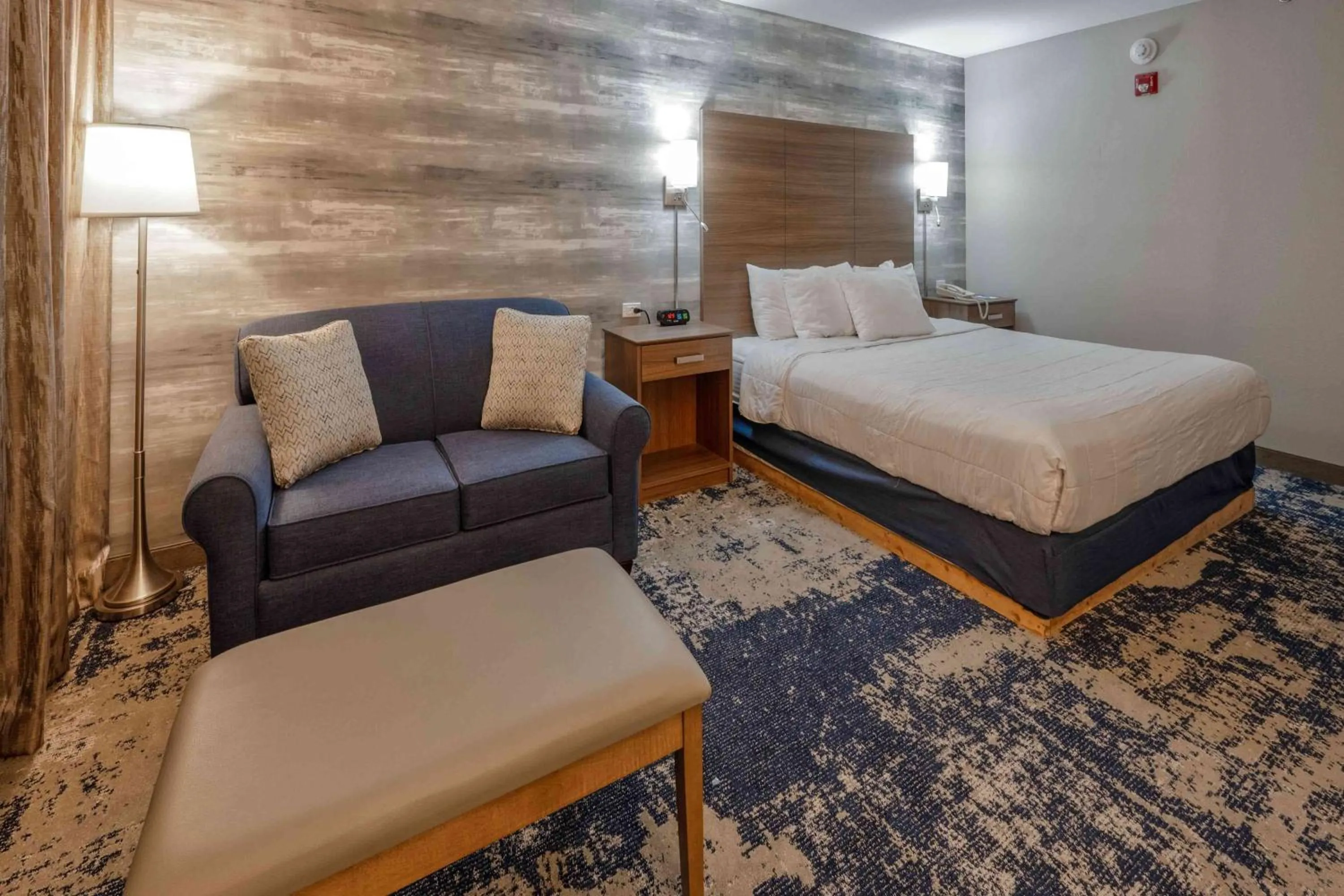 Photo of the whole room, Bed in MCM Elegante Hotel