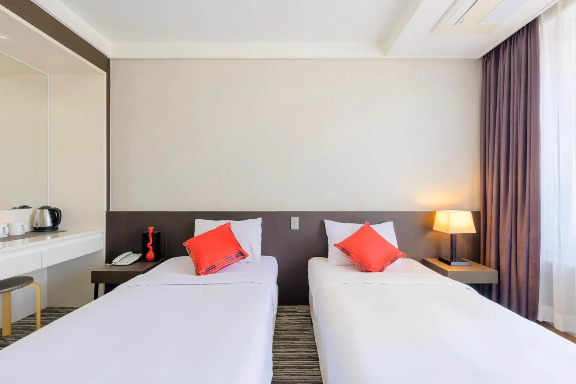 Bed in Shin Shin Hotel Jeju Worldcup