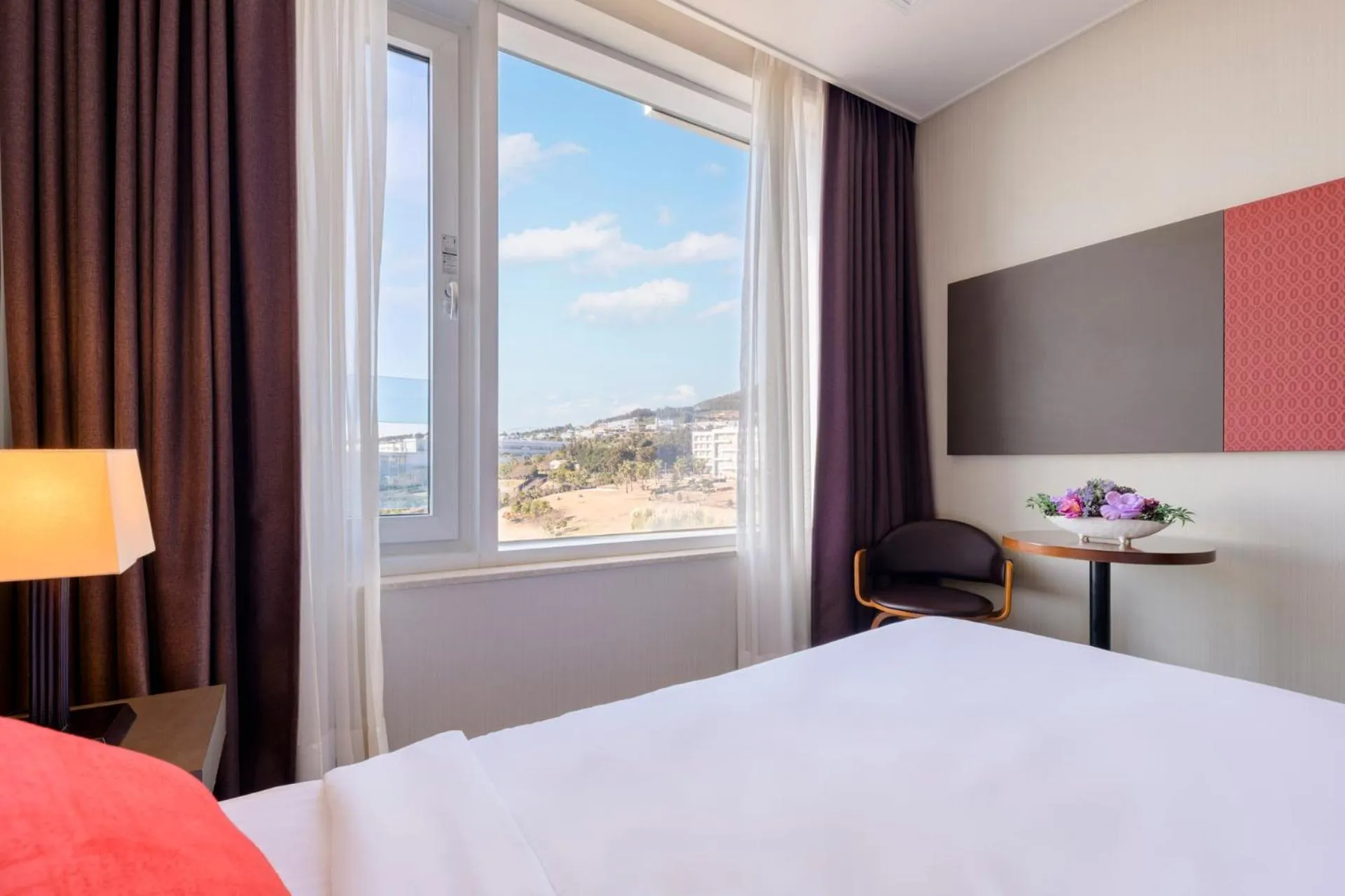 View (from property/room), Bed in Shin Shin Hotel Jeju Worldcup