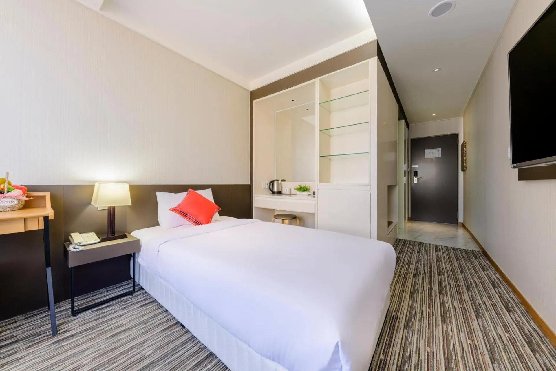 Decorative detail, Bed in Shin Shin Hotel Jeju Worldcup