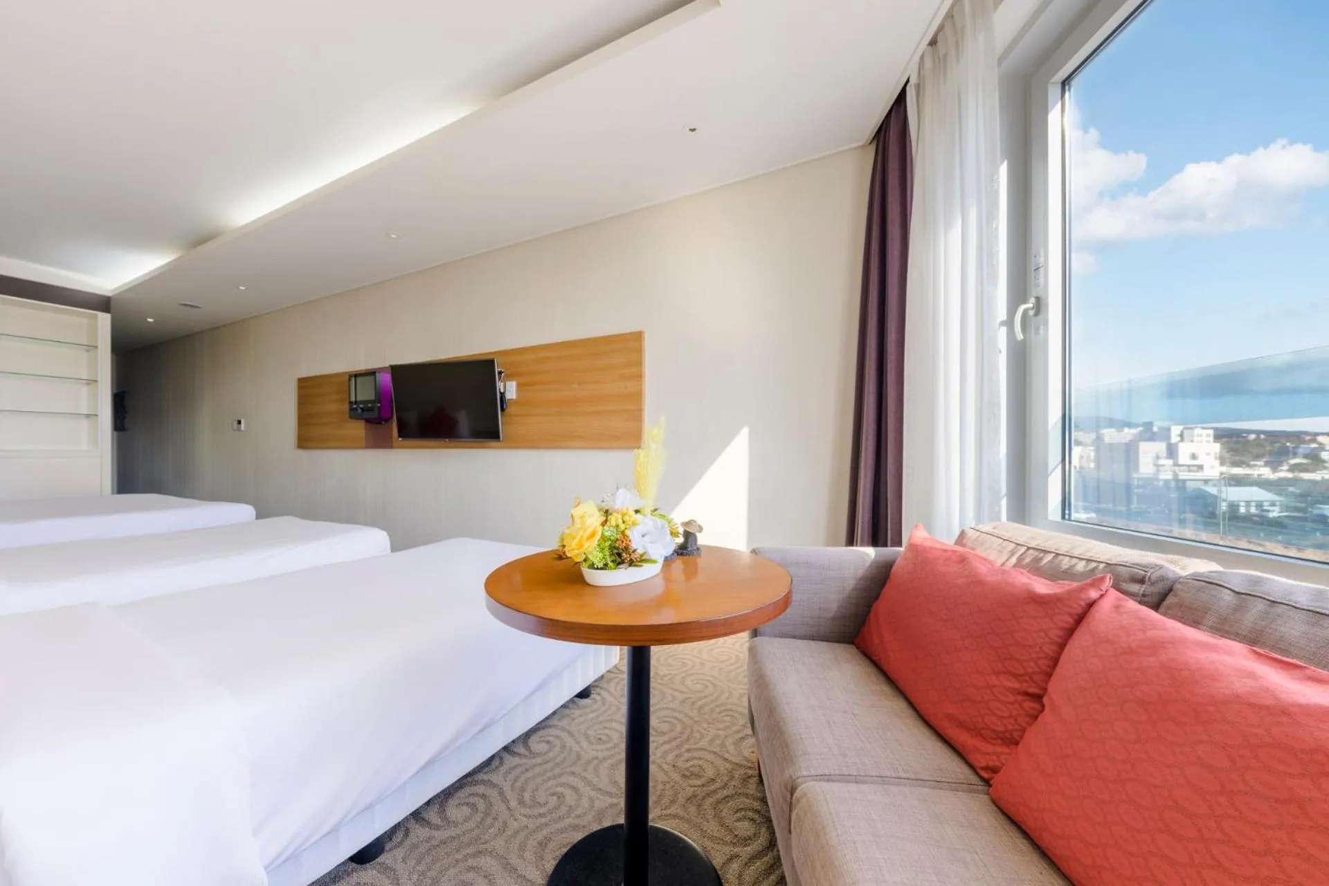 View (from property/room), Bed in Shin Shin Hotel Jeju Worldcup