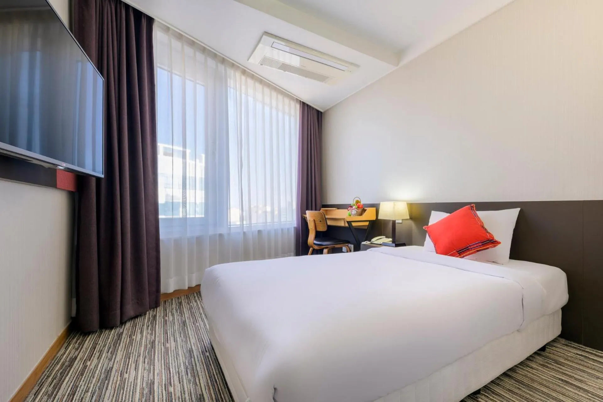 Decorative detail, Bed in Shin Shin Hotel Jeju Worldcup