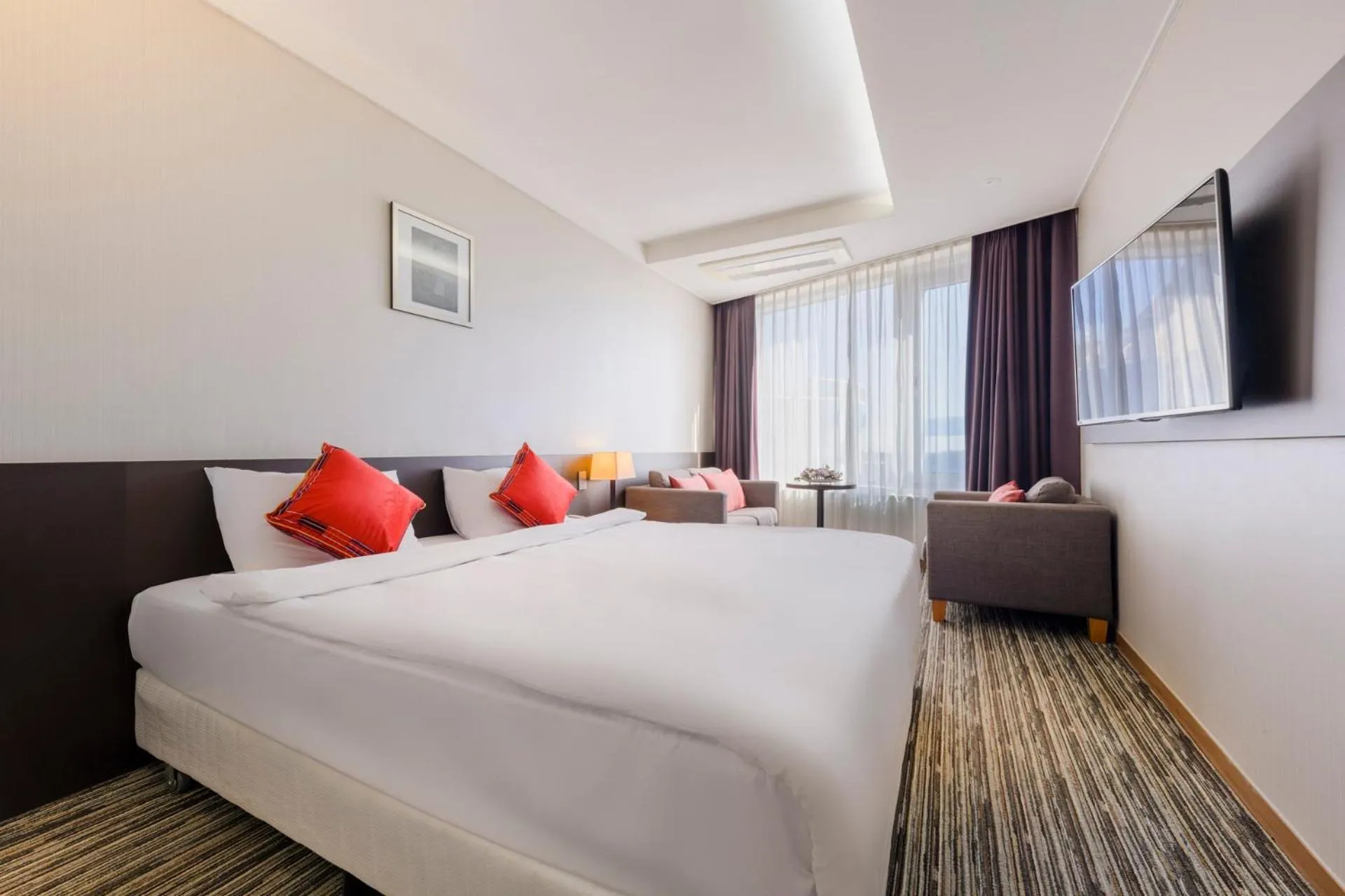 Decorative detail, Bed in Shin Shin Hotel Jeju Worldcup