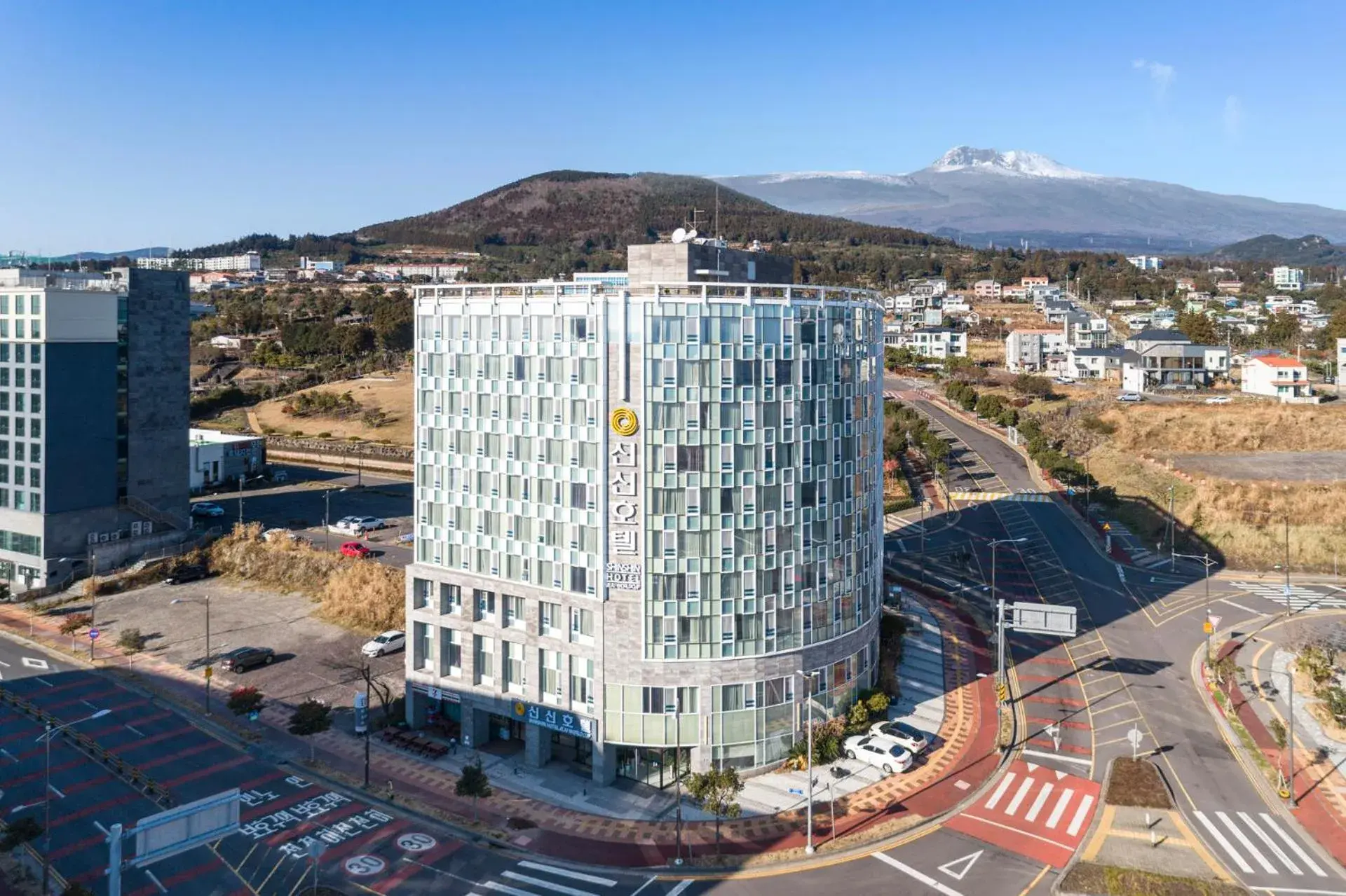Facade/entrance in Shin Shin Hotel Jeju Worldcup Facade/entrance in Shin Shin Hotel Jeju Worldcup