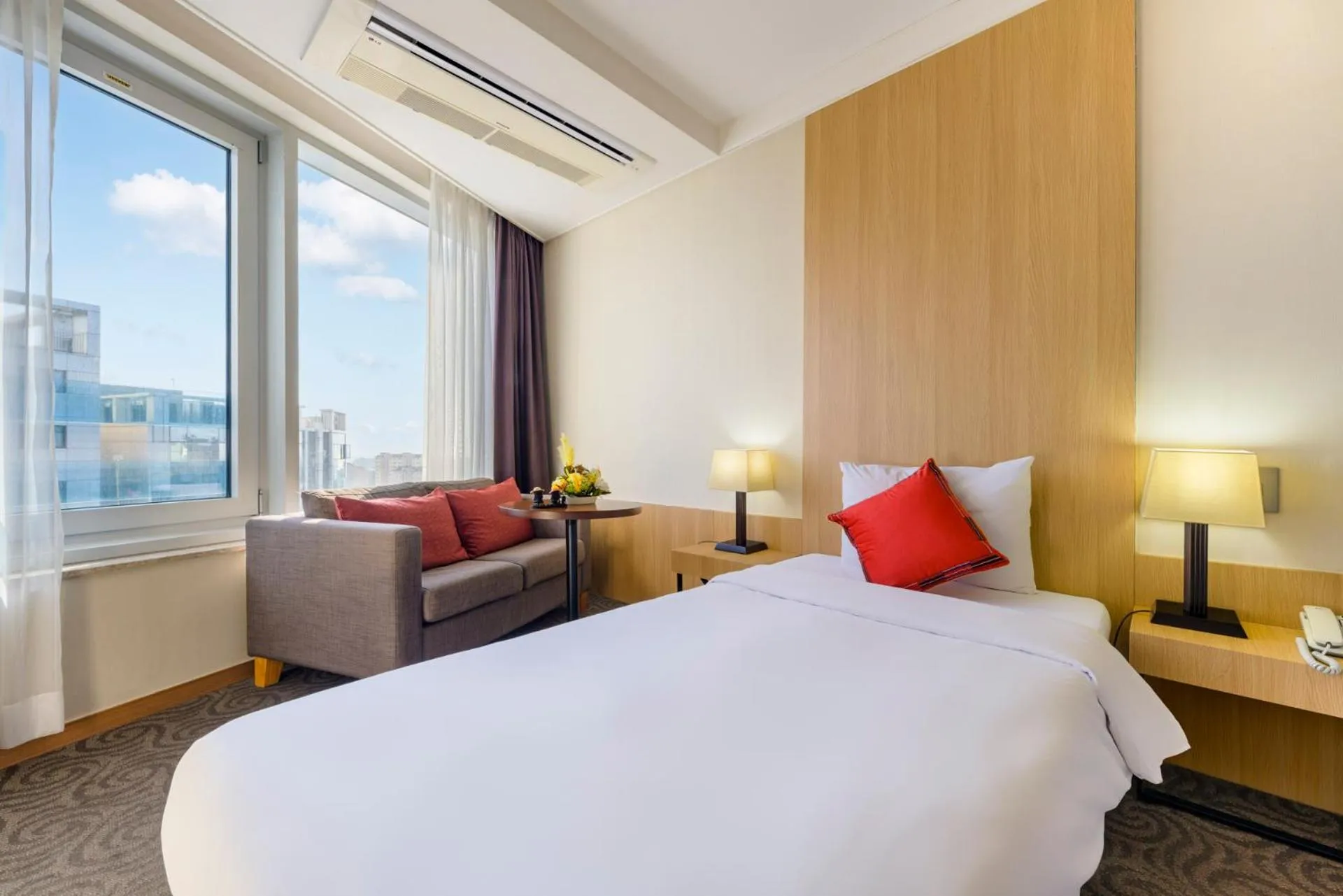 View (from property/room), Bed in Shin Shin Hotel Jeju Worldcup