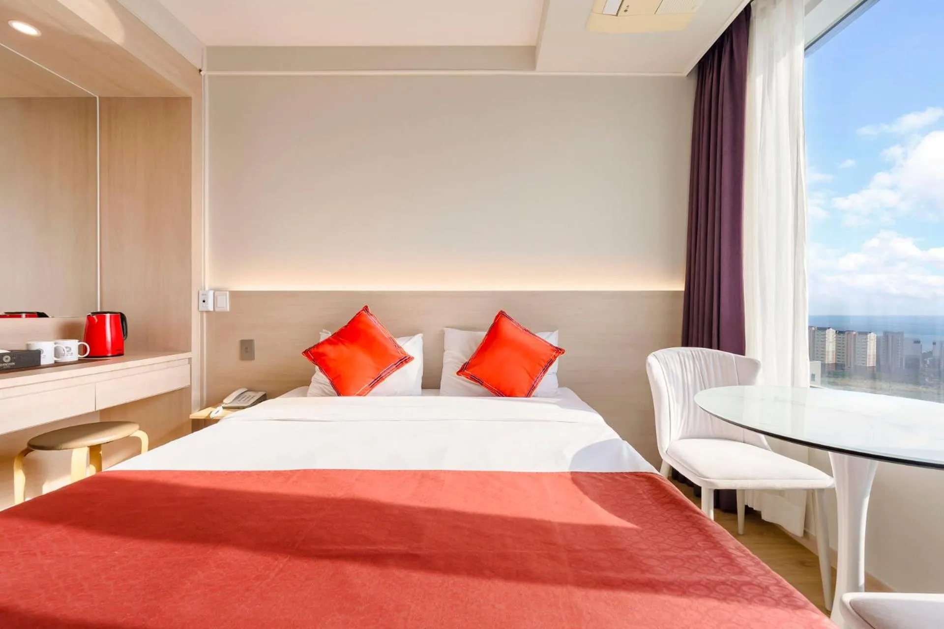 Bed in Shin Shin Hotel Jeju Worldcup