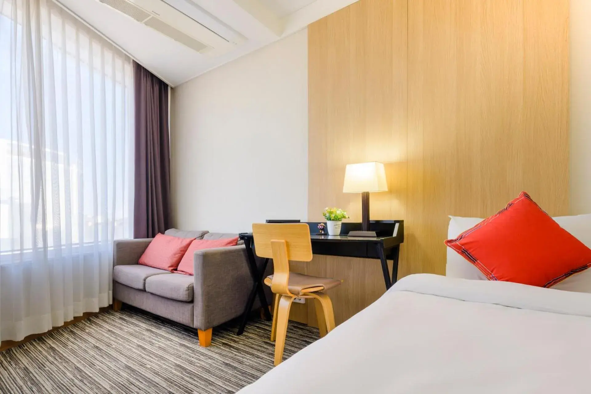 People, Bed in Shin Shin Hotel Jeju Worldcup People, Bed in Shin Shin Hotel Jeju Worldcup