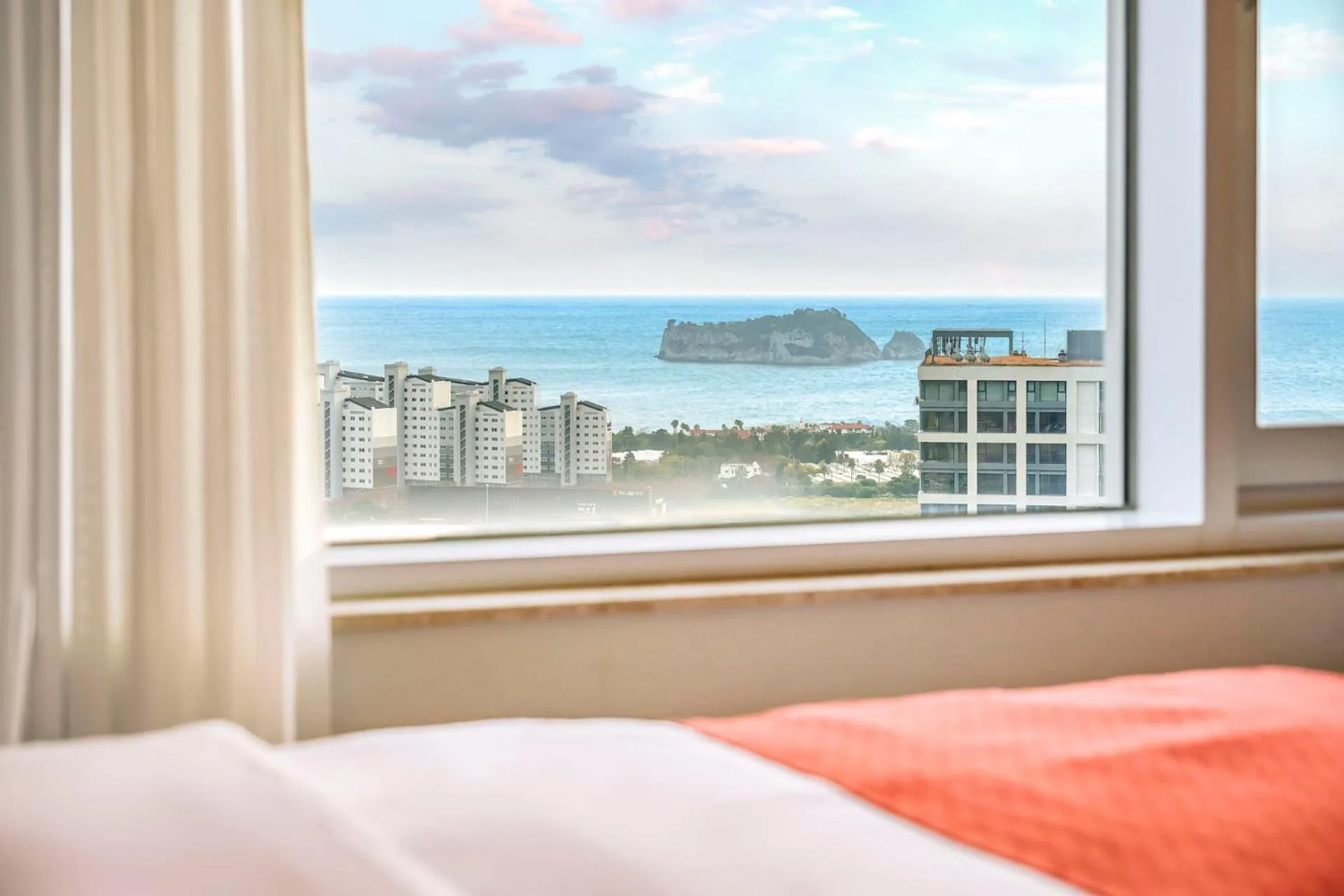 Bed in Shin Shin Hotel Jeju Worldcup